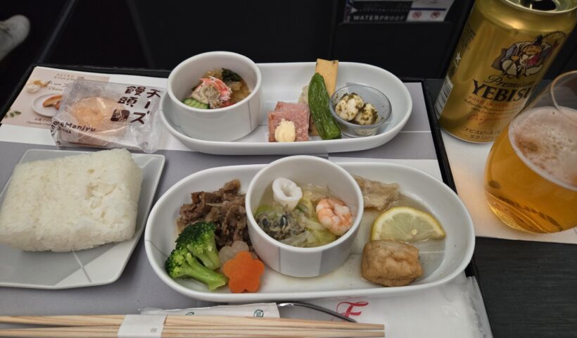 和食の機内食とエビスビールのセット