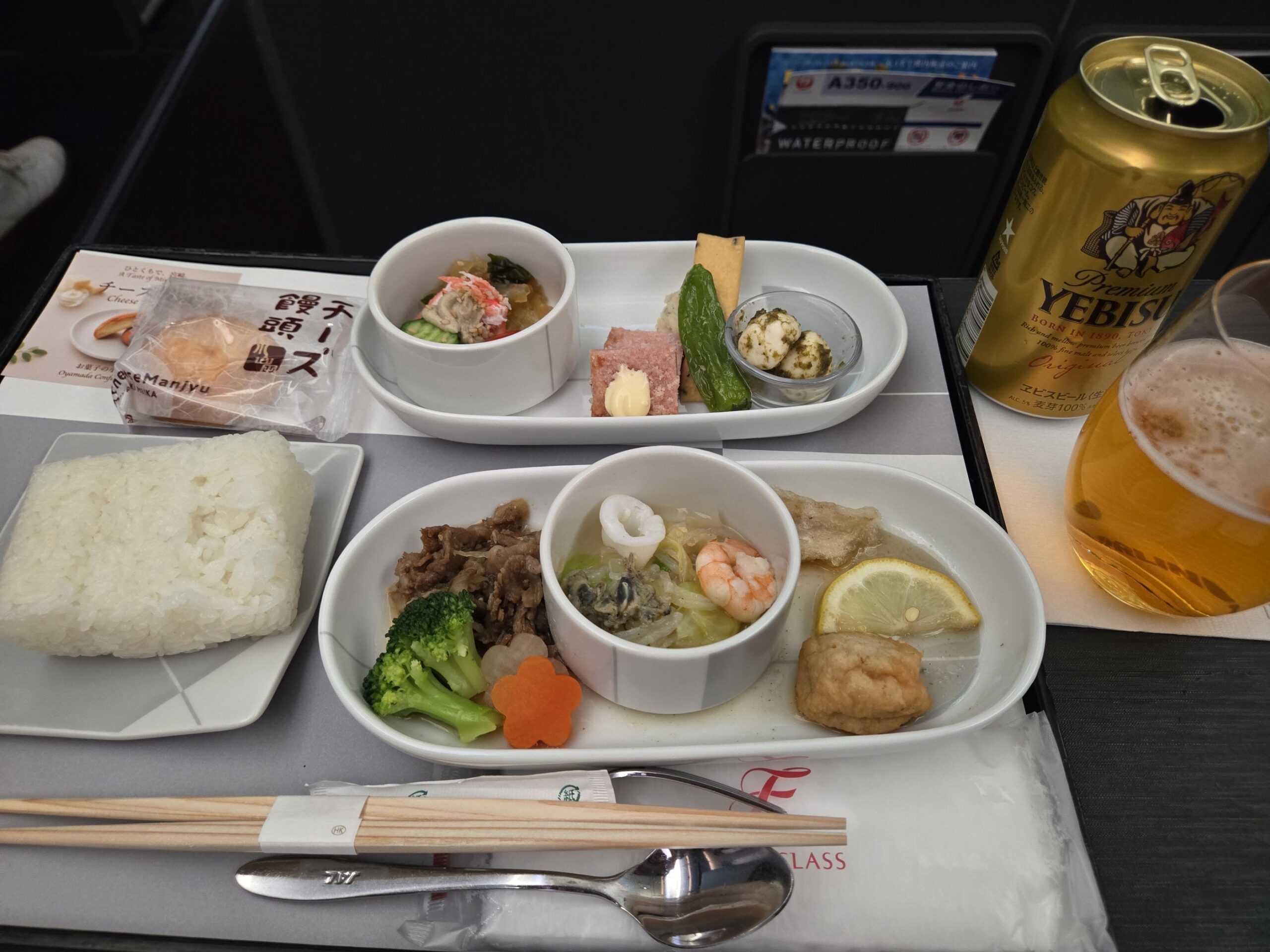 和食の機内食とエビスビールのセット