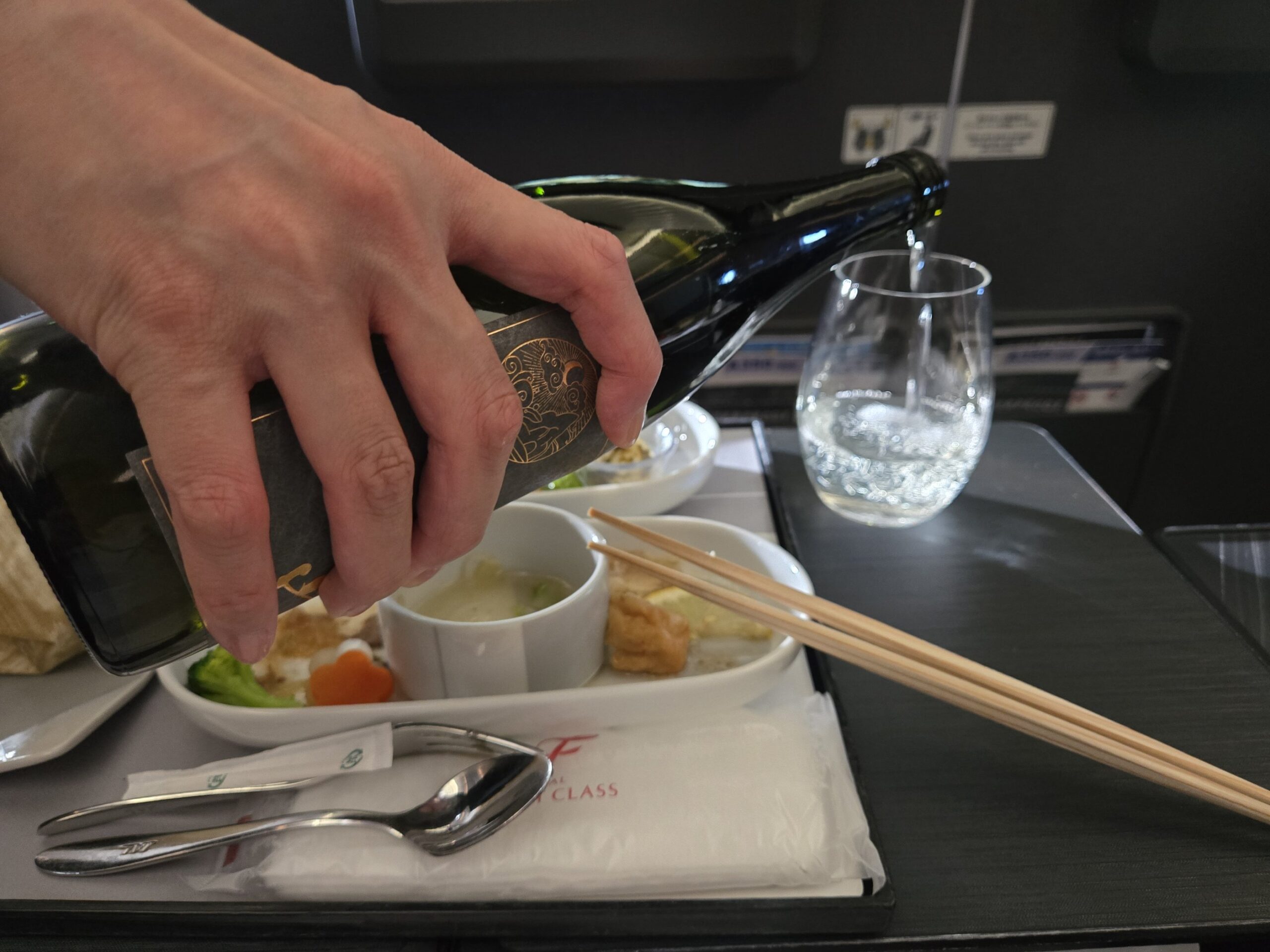 日本酒をグラスに注ぐ様子