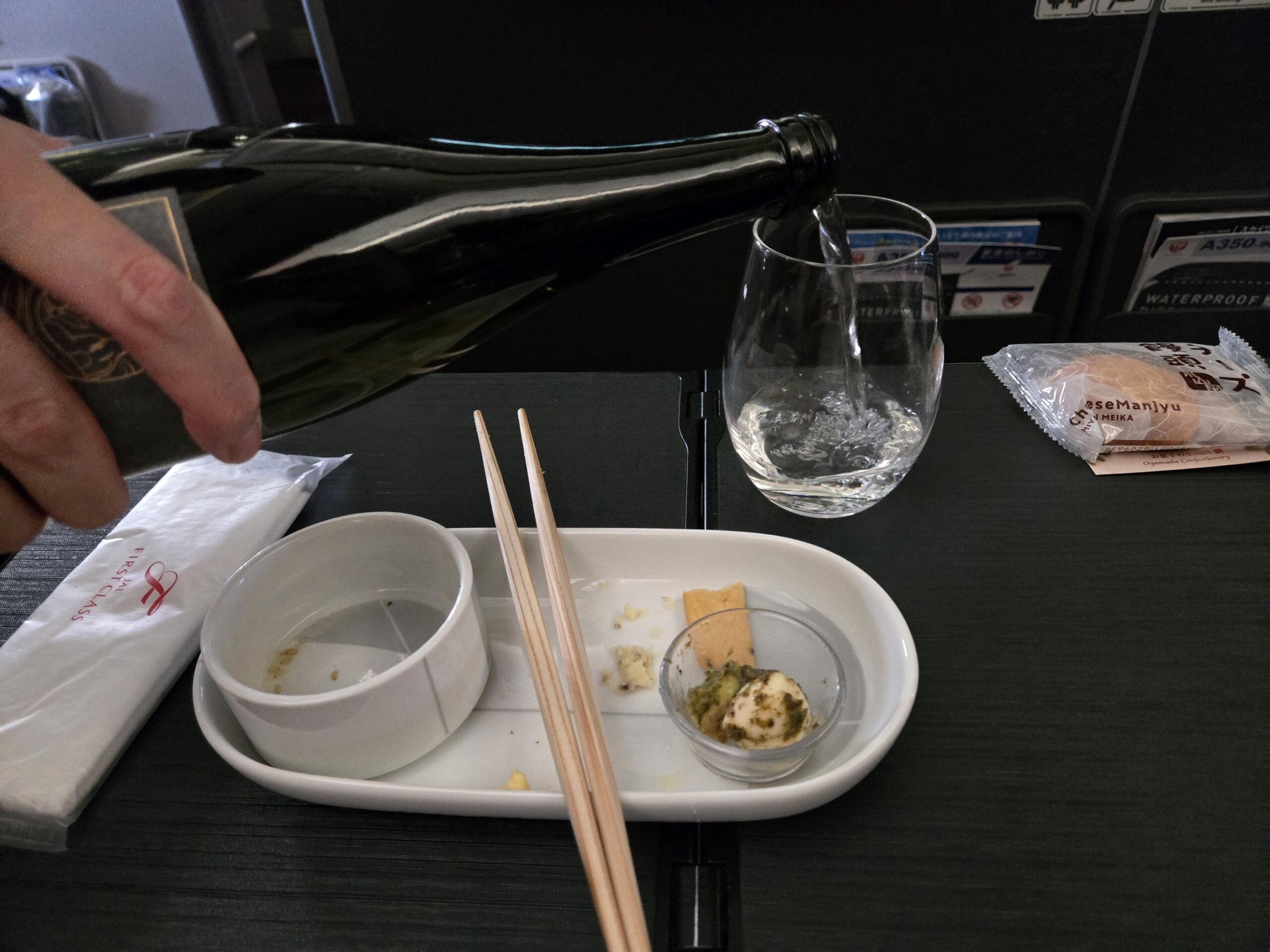 日本酒とおつまみ、機内の食事シーン