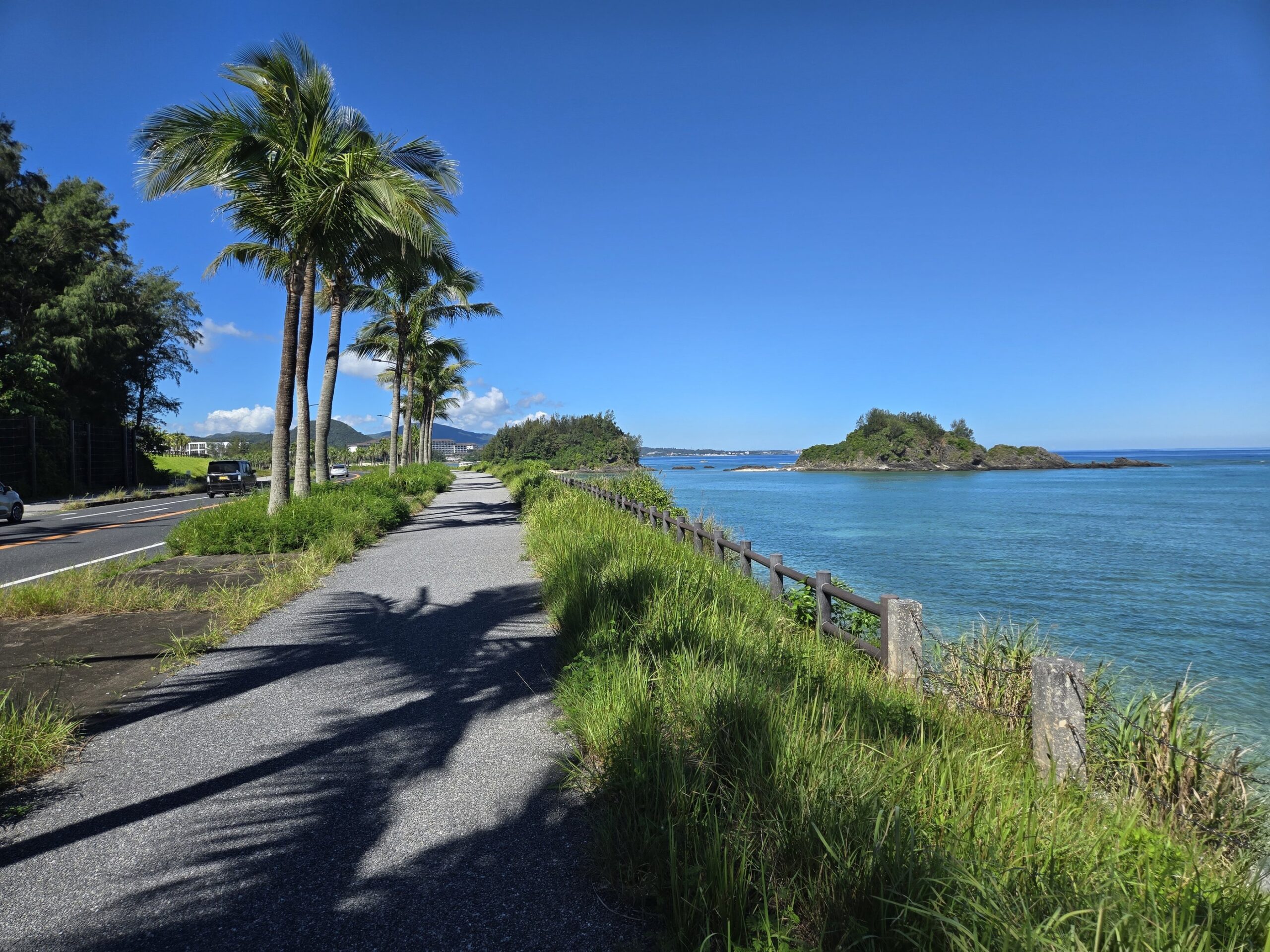 沖縄海岸沿いのジョギングコースと海の風景