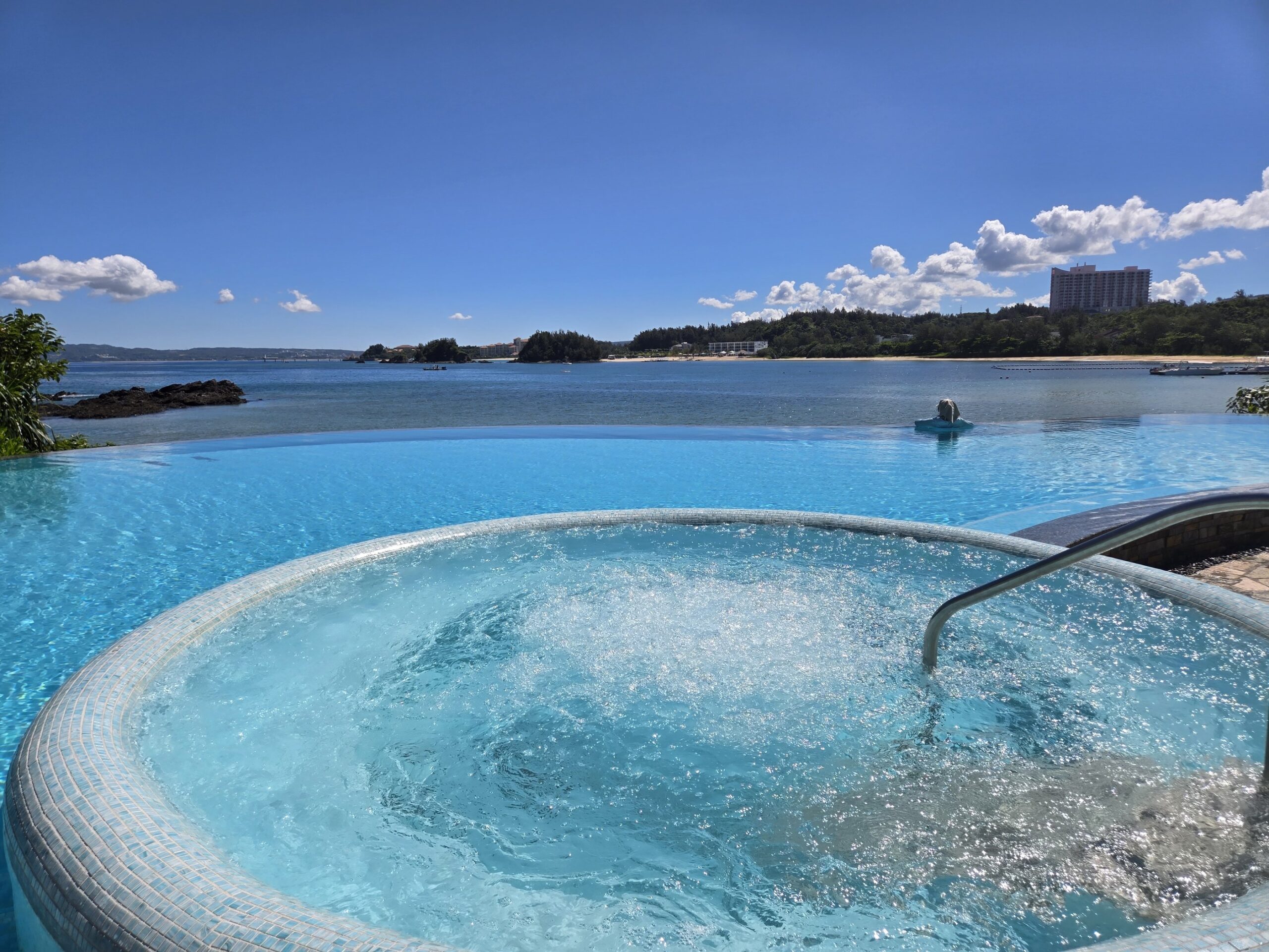 ジャグジー付きプールから見た青い海と島の風景