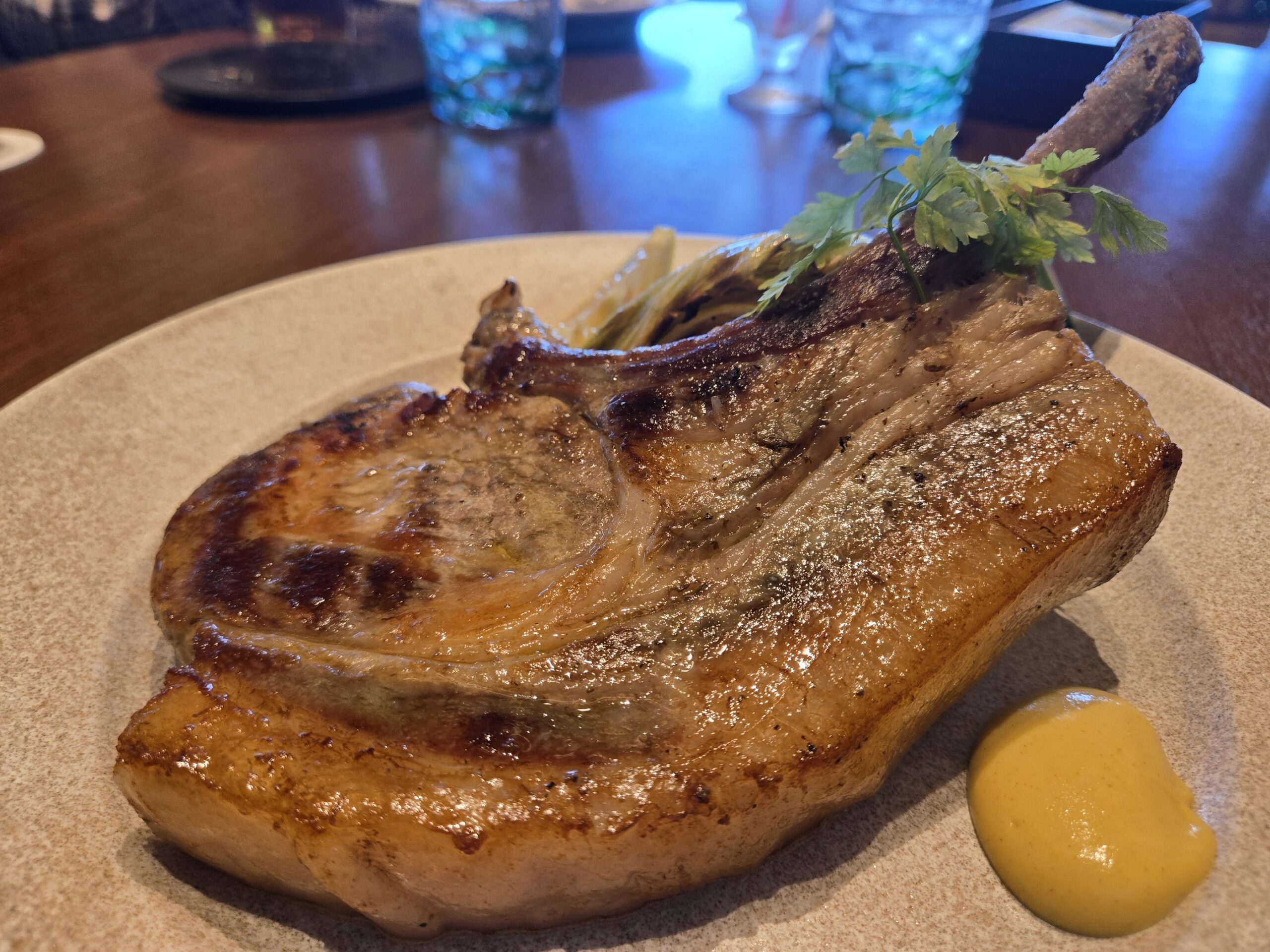 骨付き肉のプレートとマスタードソース