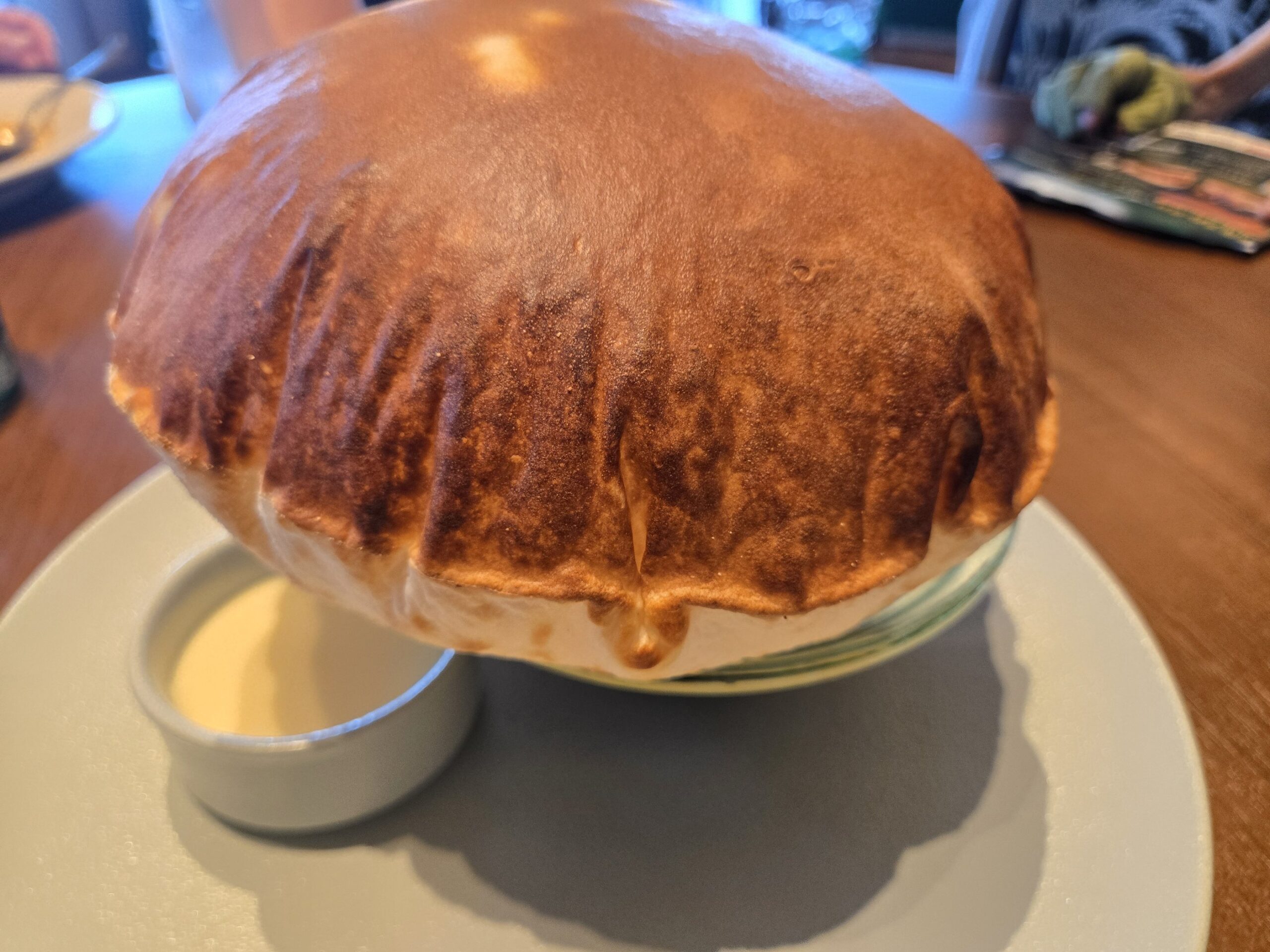 パリッとしたパン生地が覆う謎の料理
