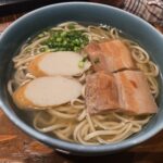 沖縄そば、豚の三枚肉とかまぼことネギ