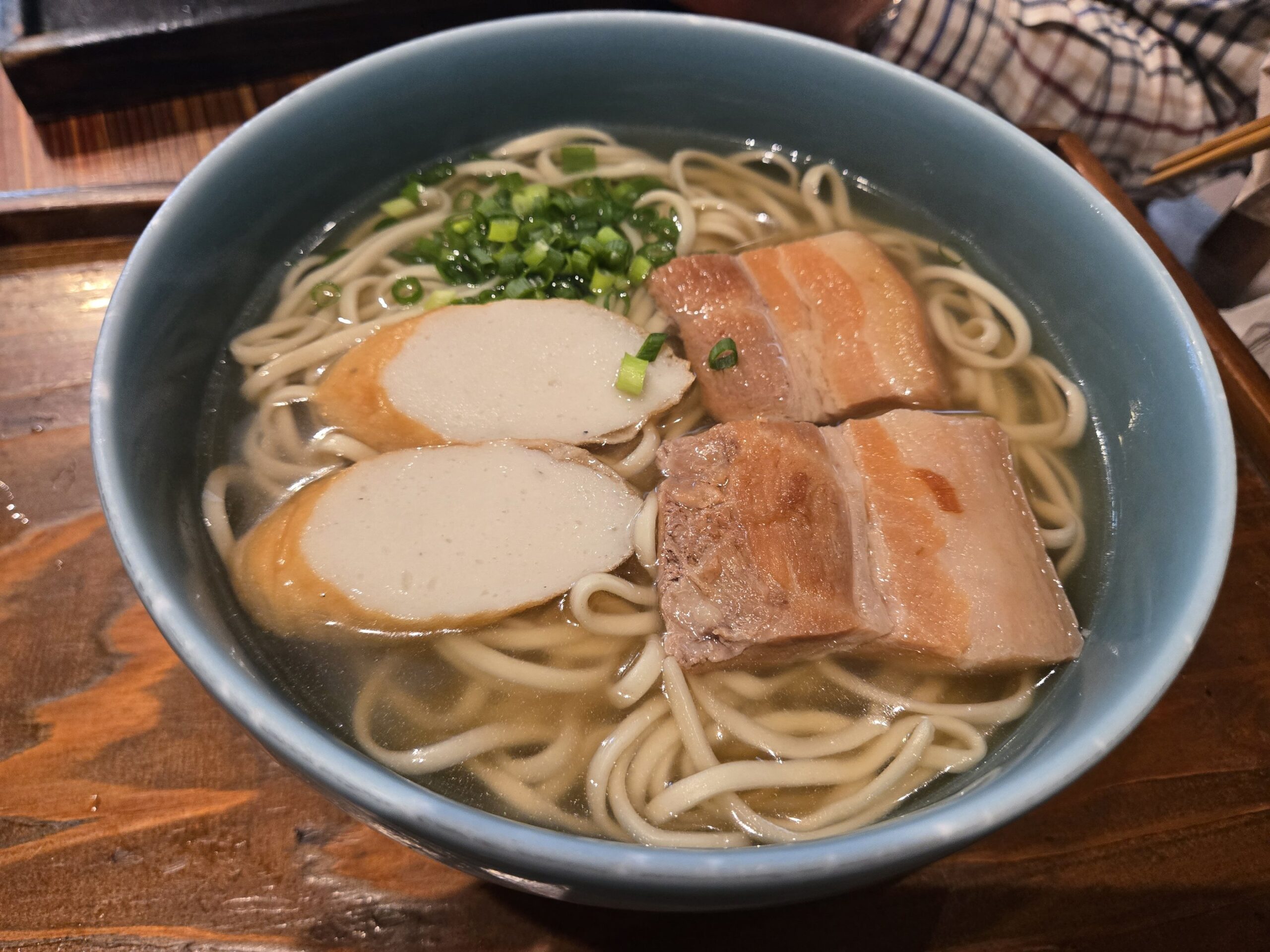 沖縄そば、豚の三枚肉とかまぼことネギ