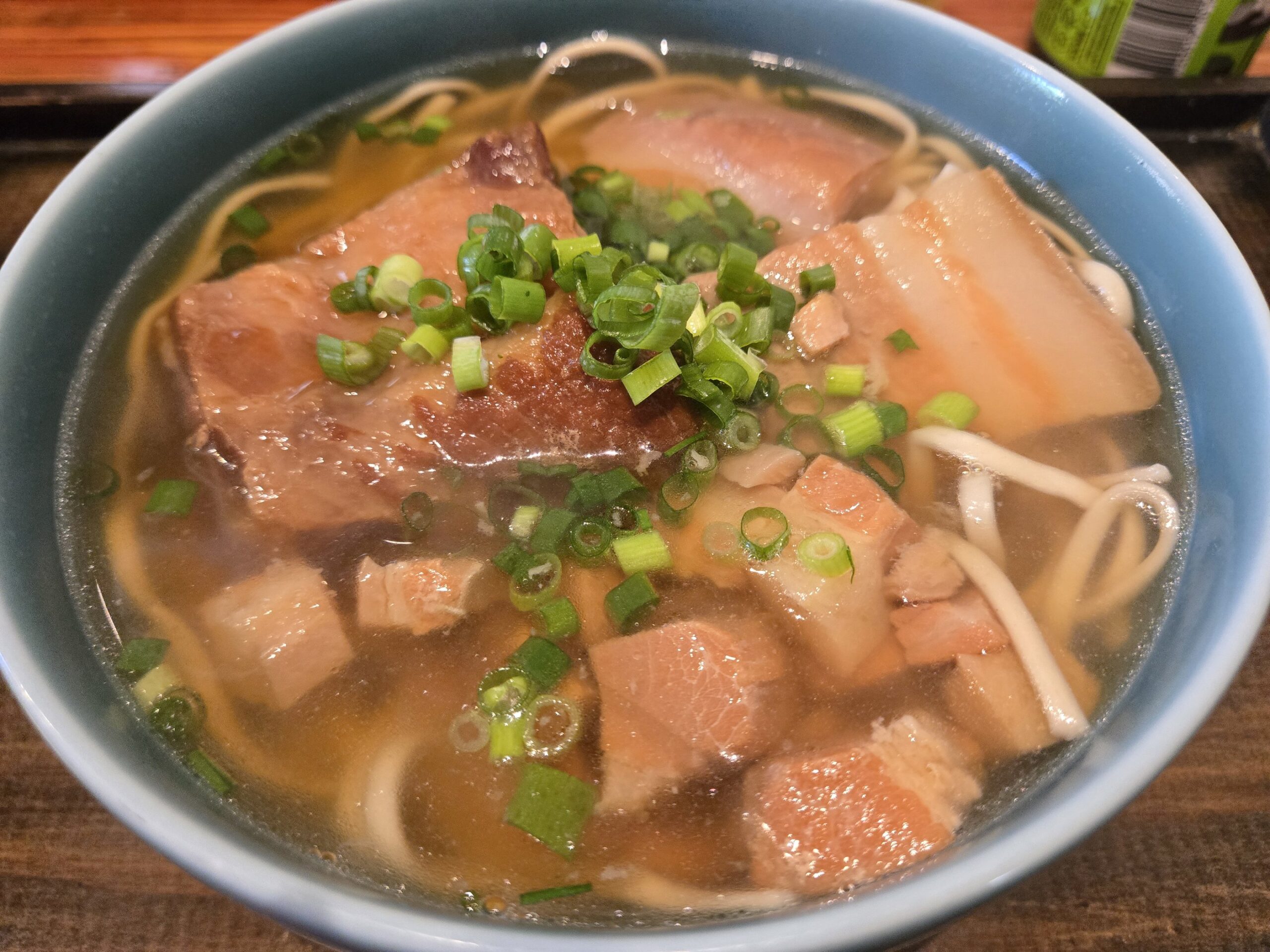 EIBUNのBUNBUNそばと複数の豚肉トッピング
