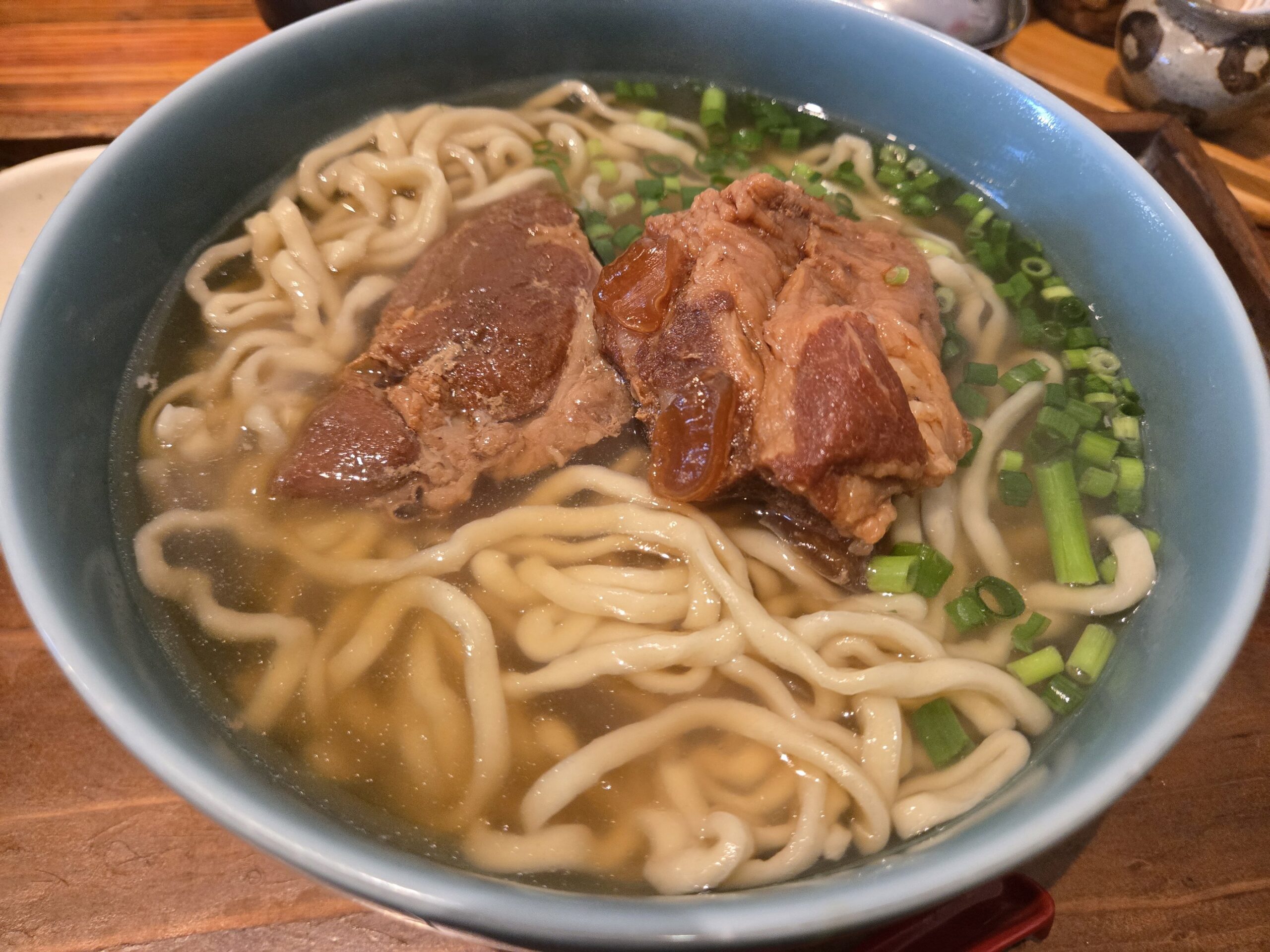 EIBUNの本ソーキそばと大きなソーキ肉