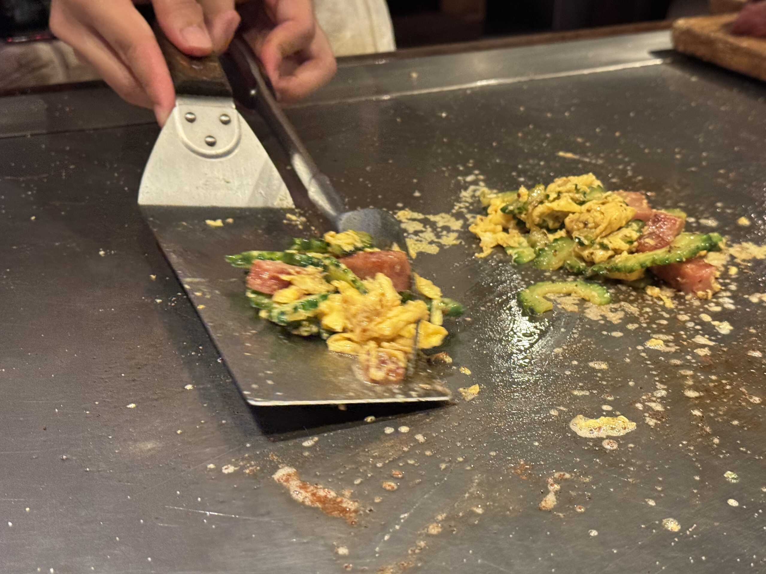 鉄板でゴーヤーと卵料理を調理中