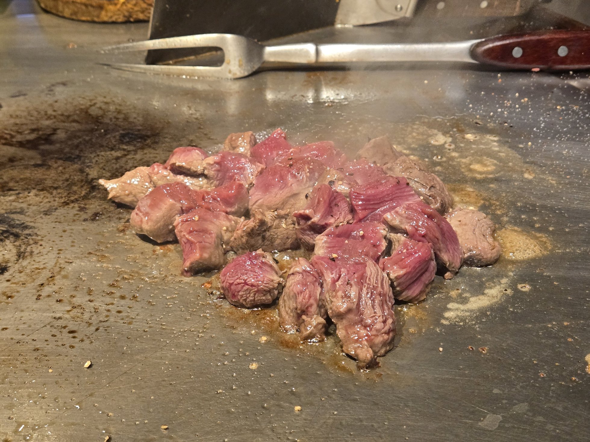 鉄板で焼かれた肉のクローズアップ