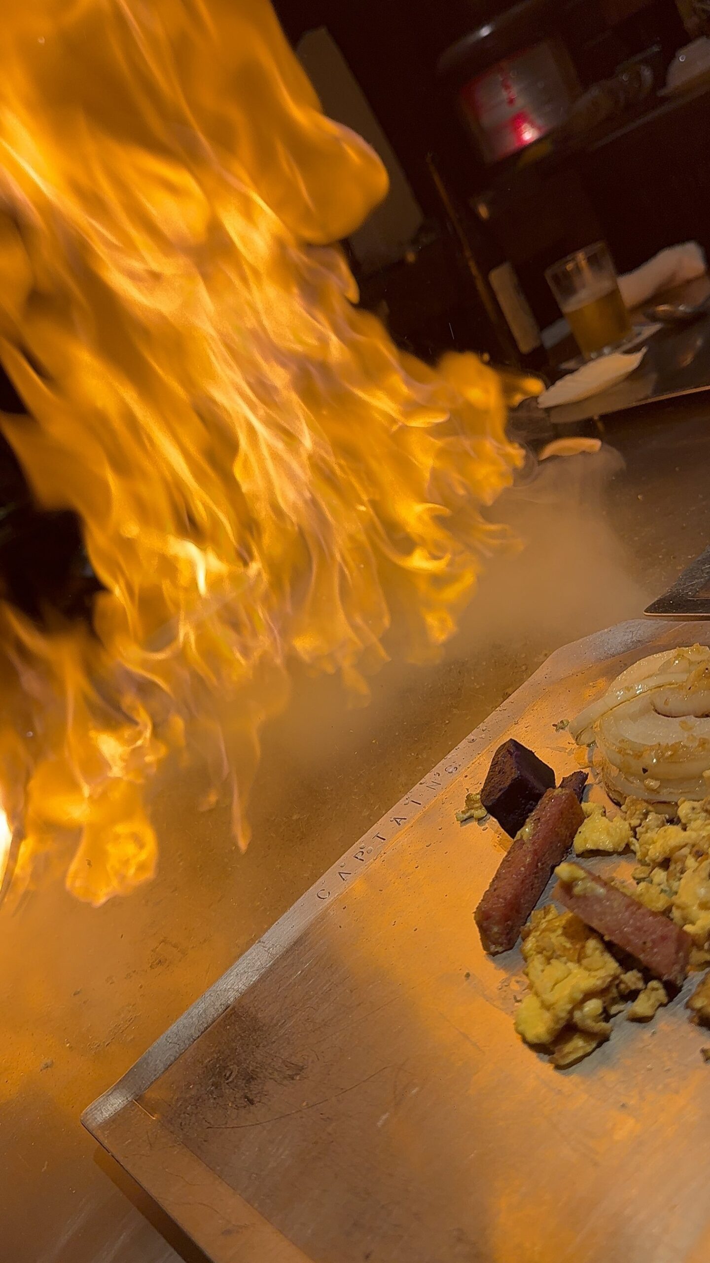 鉄板焼きでファイヤーの演出