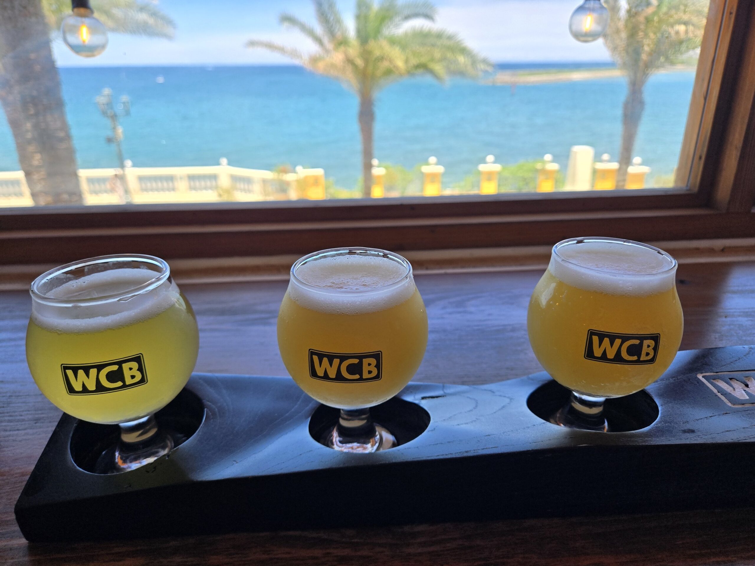 3種類のWCBビールと海の風景