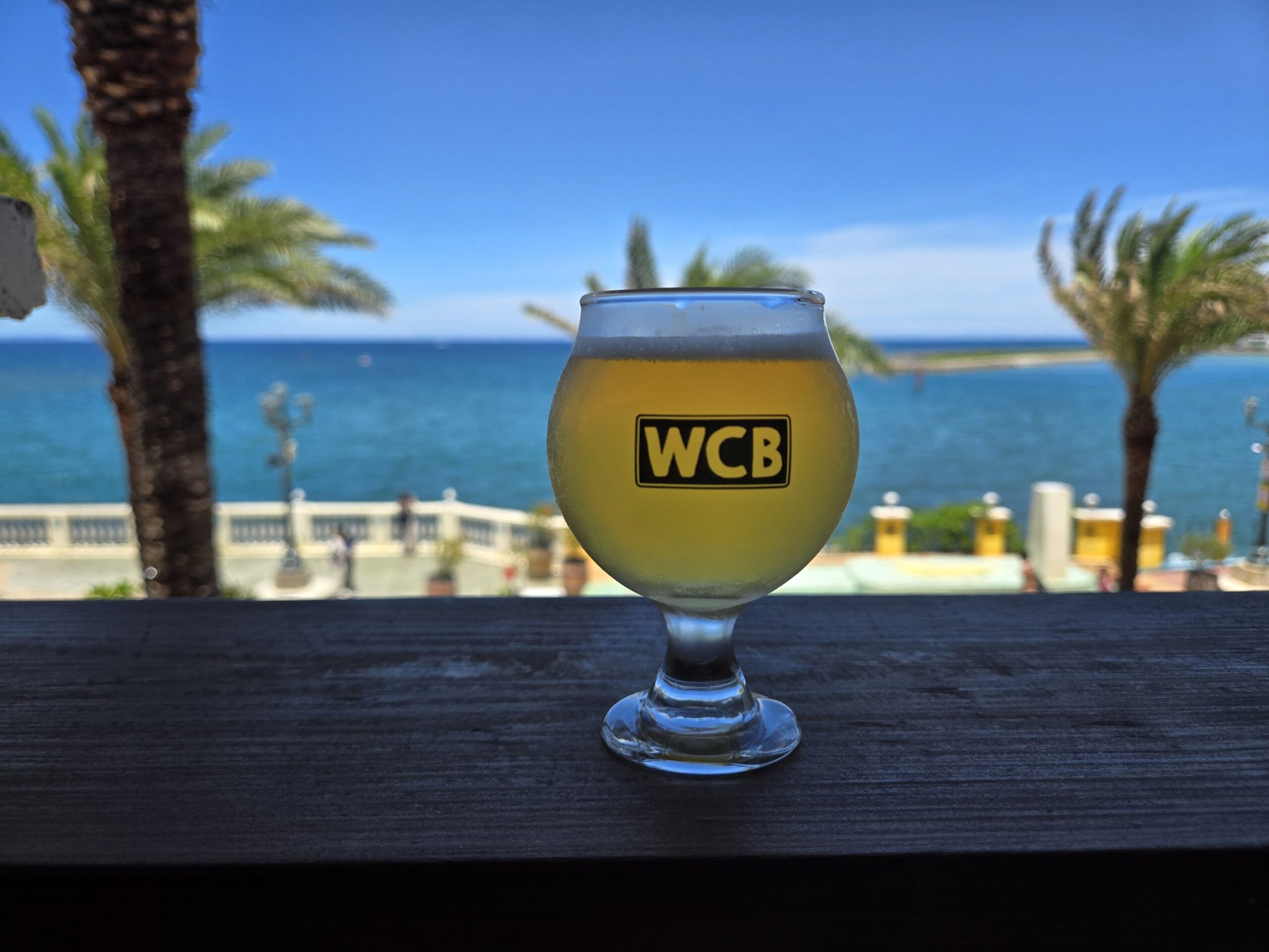 WCBビールと透き通る海の景色