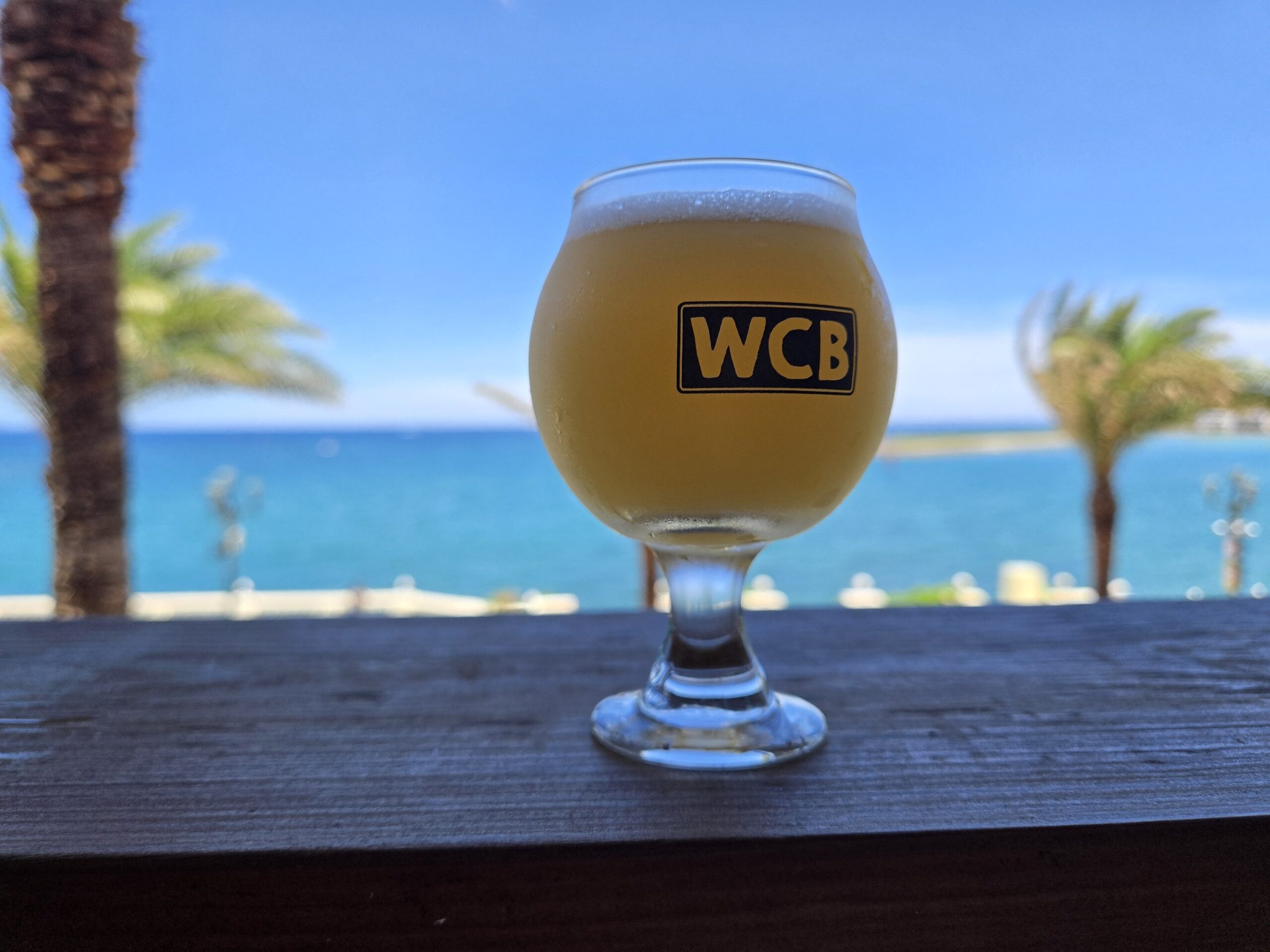 ビーチを背景にしたWCBビール