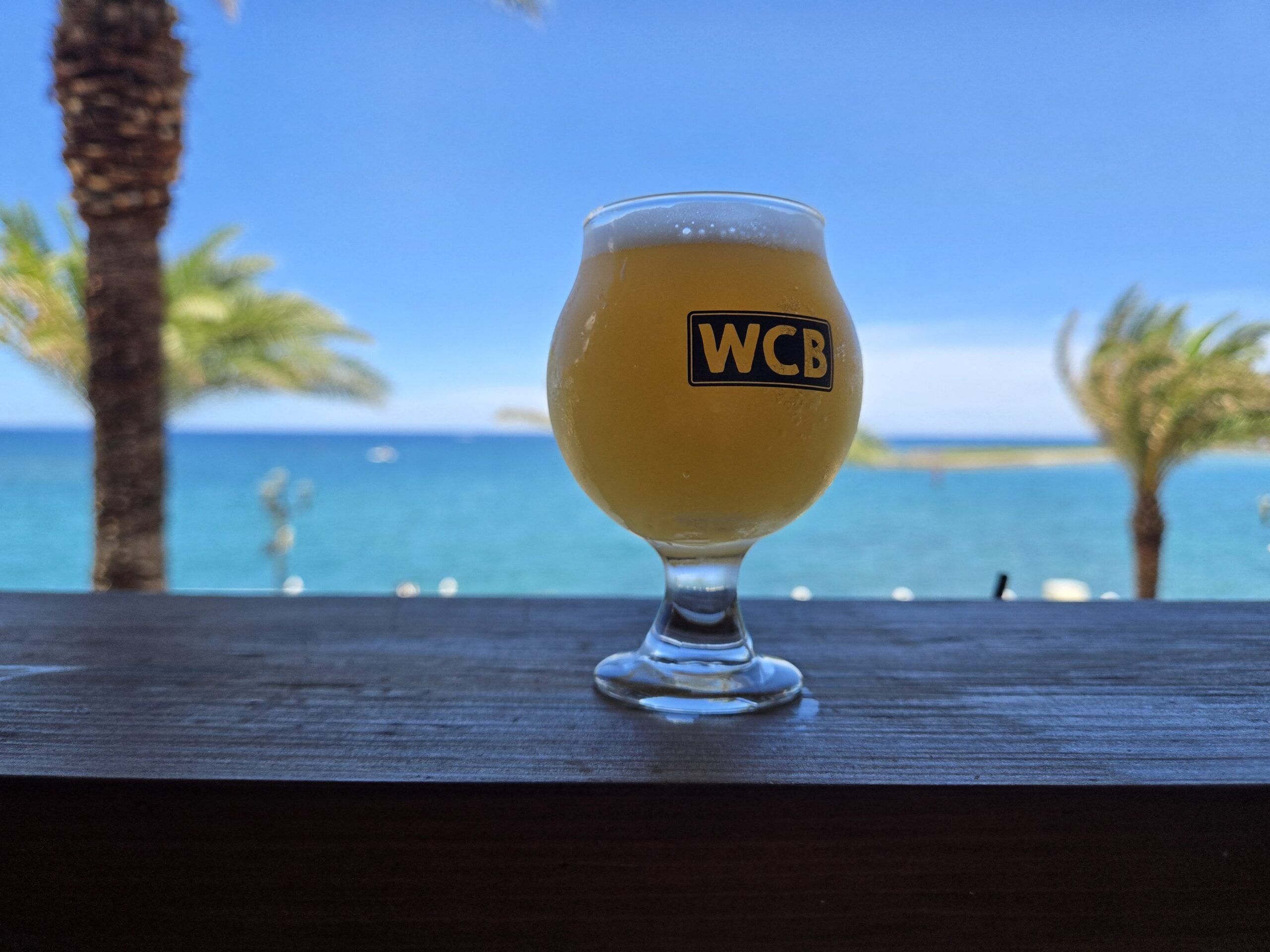 青い海を背にしたWCBビール