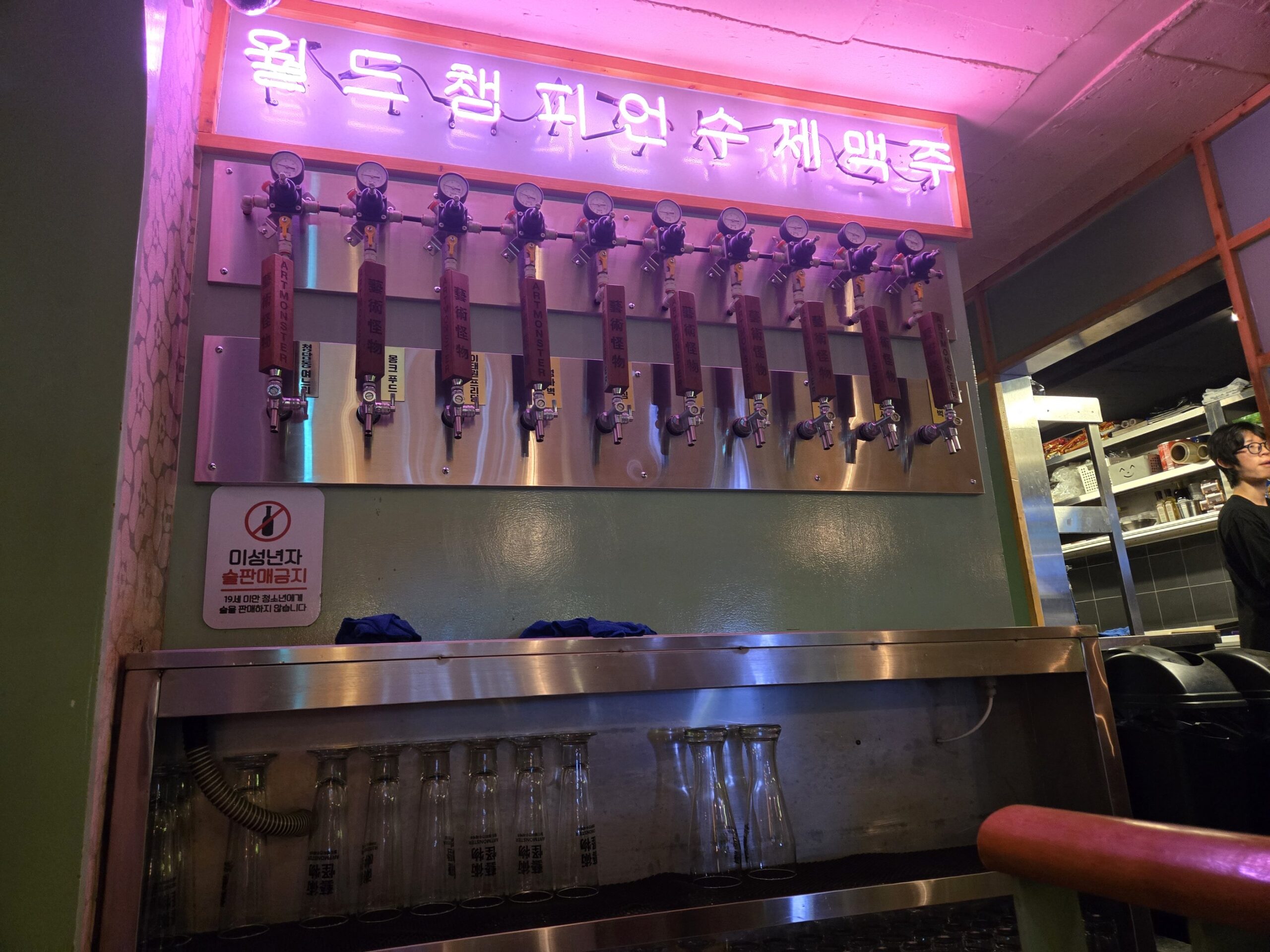 明洞のクラフトビール屋さん「藝術怪物」内装ネオンビールサーバー