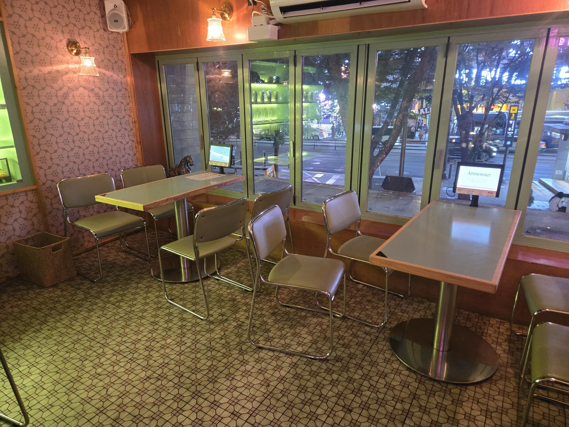 藝術怪物店内窓際席夜景