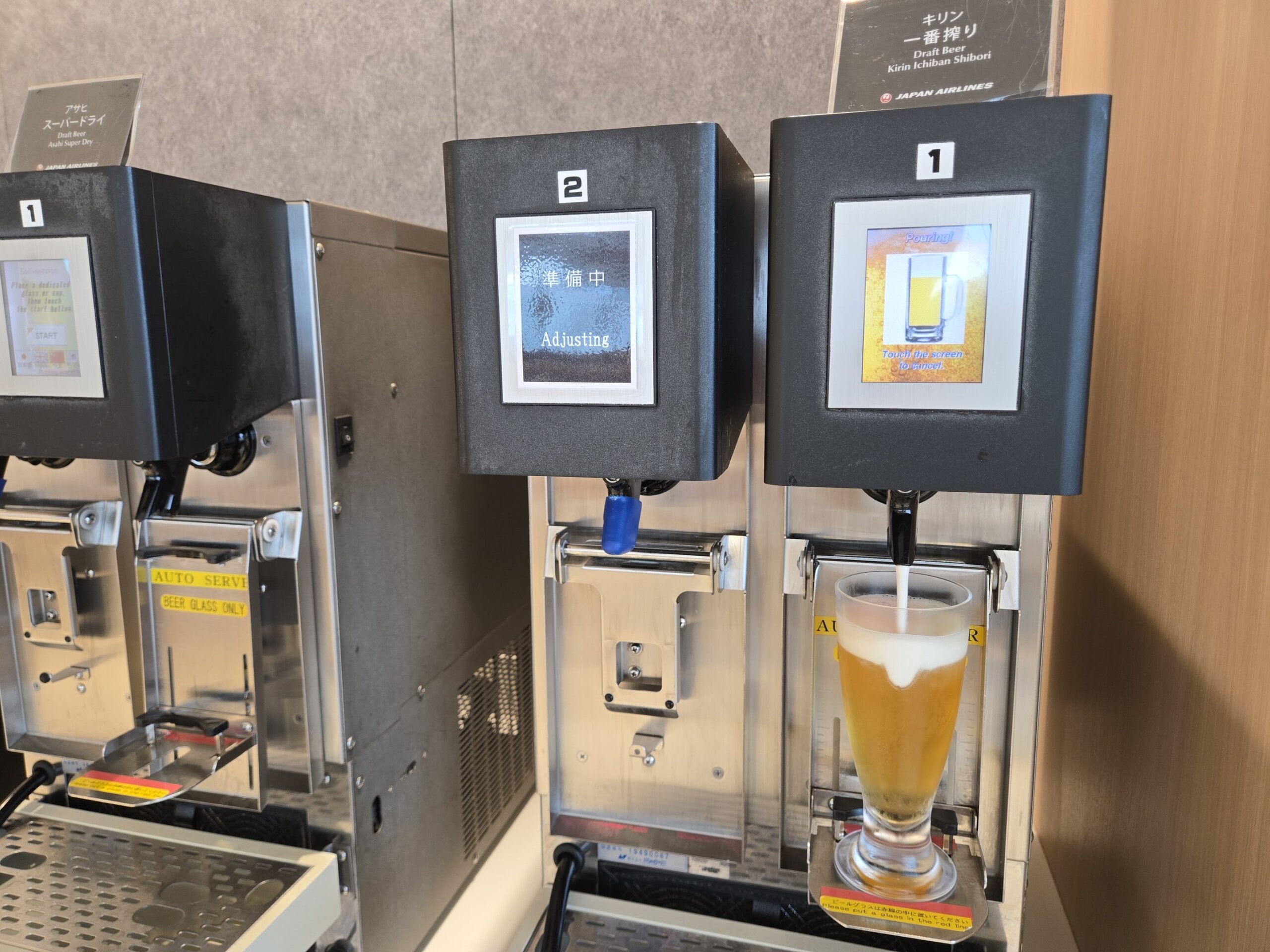 ラウンジ内のビールサーバー