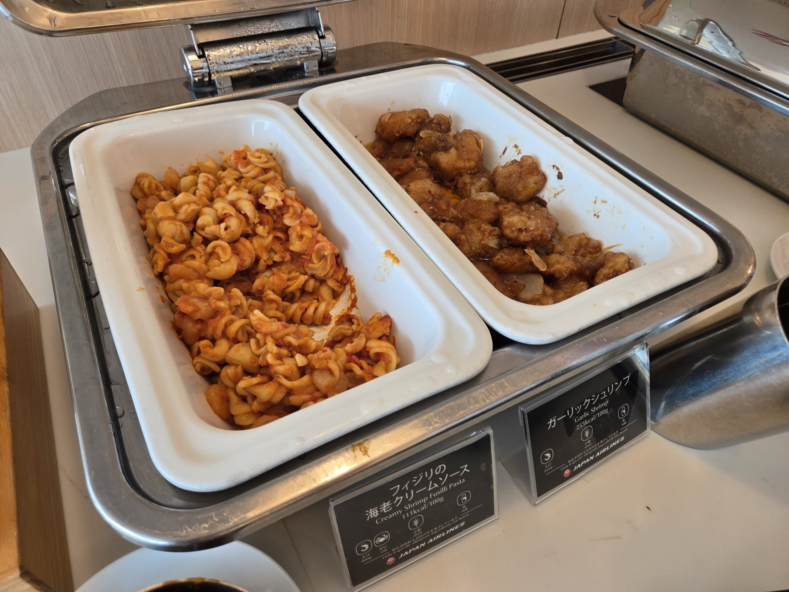 ラウンジのパスタとガーリックチキン