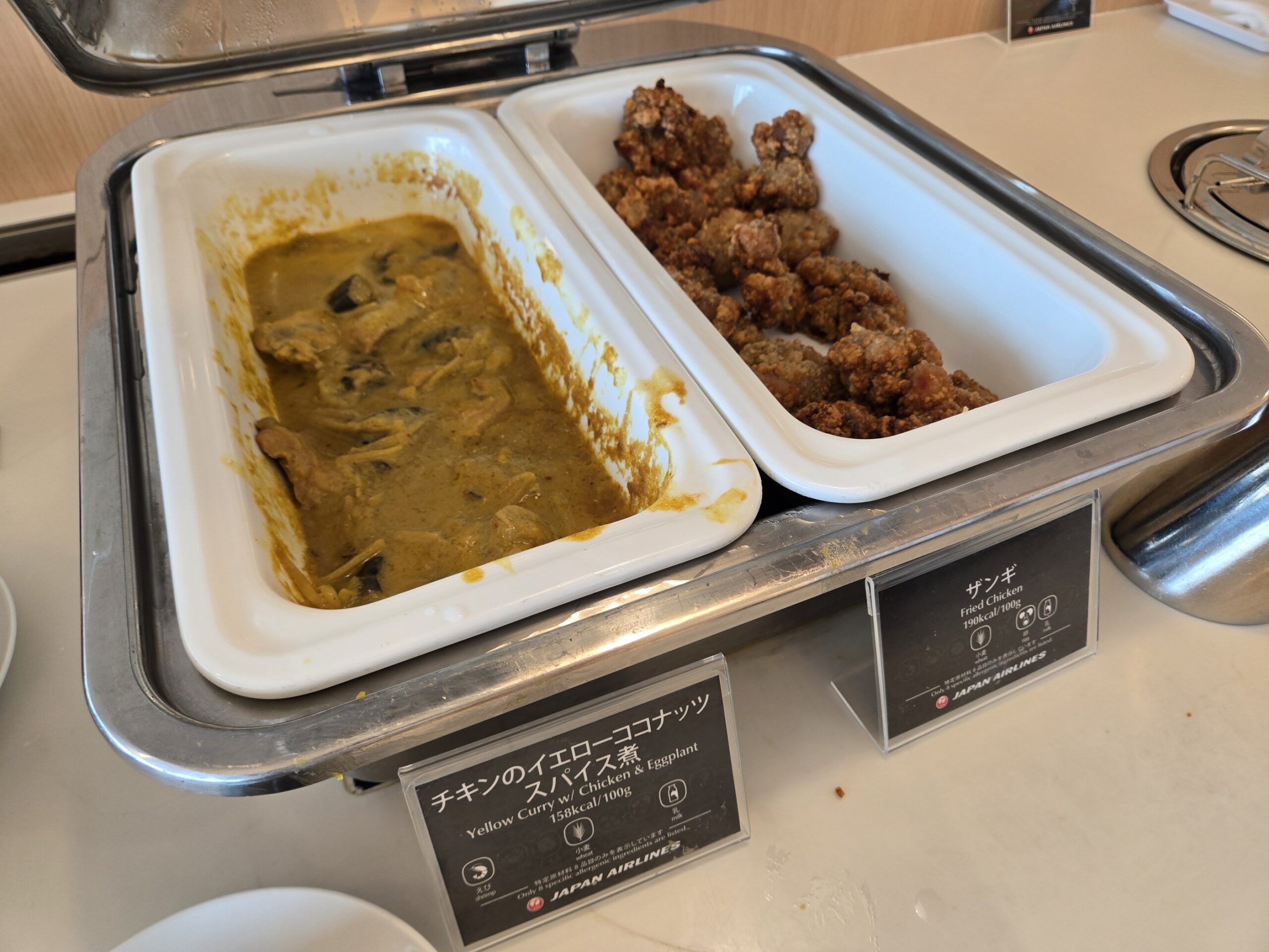 空港ラウンジのチキンのココナッツスパイス煮