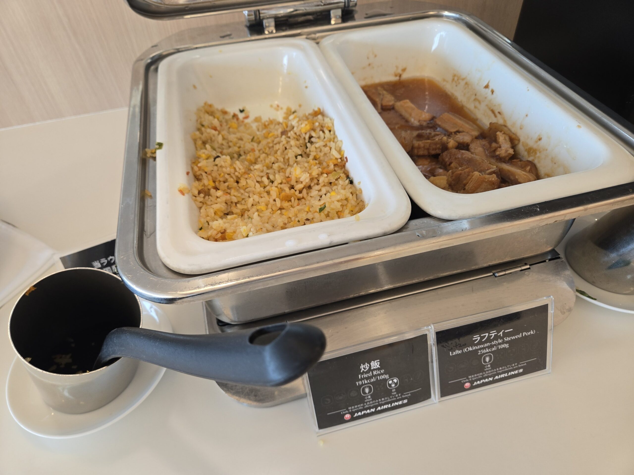 空港ラウンジの炒飯とラフテーメニュー