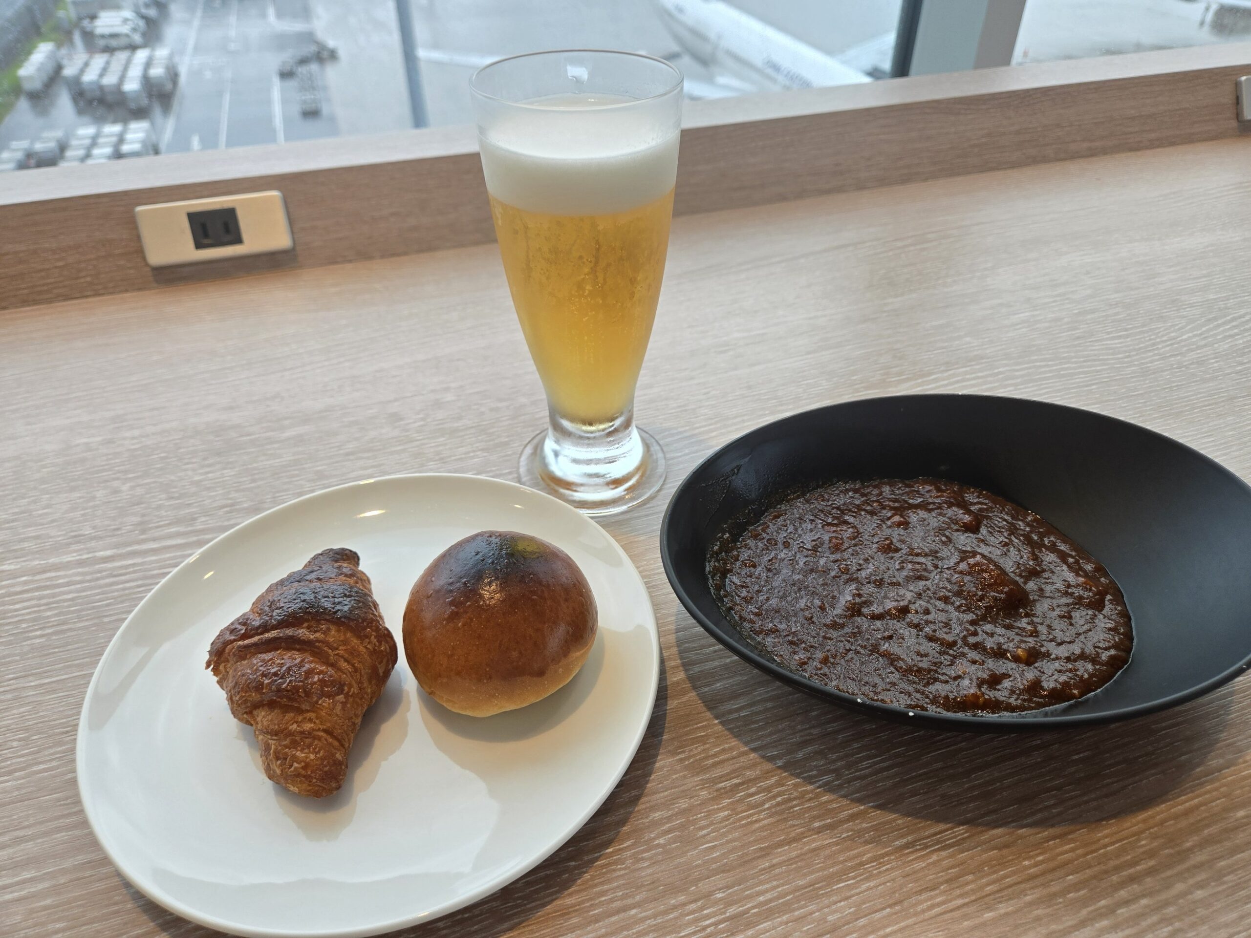 クロワッサンとパンがついたカレーセット