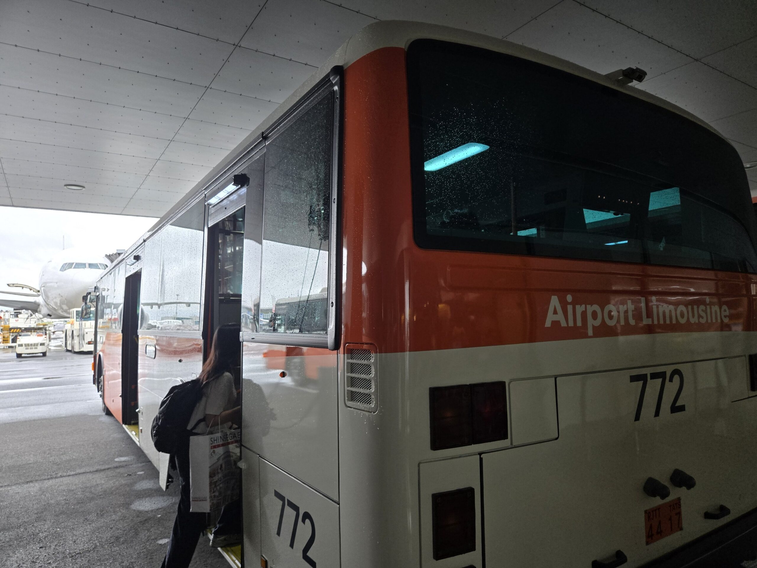 羽田空港で沖止めされた飛行機へ向かう搭乗用バス