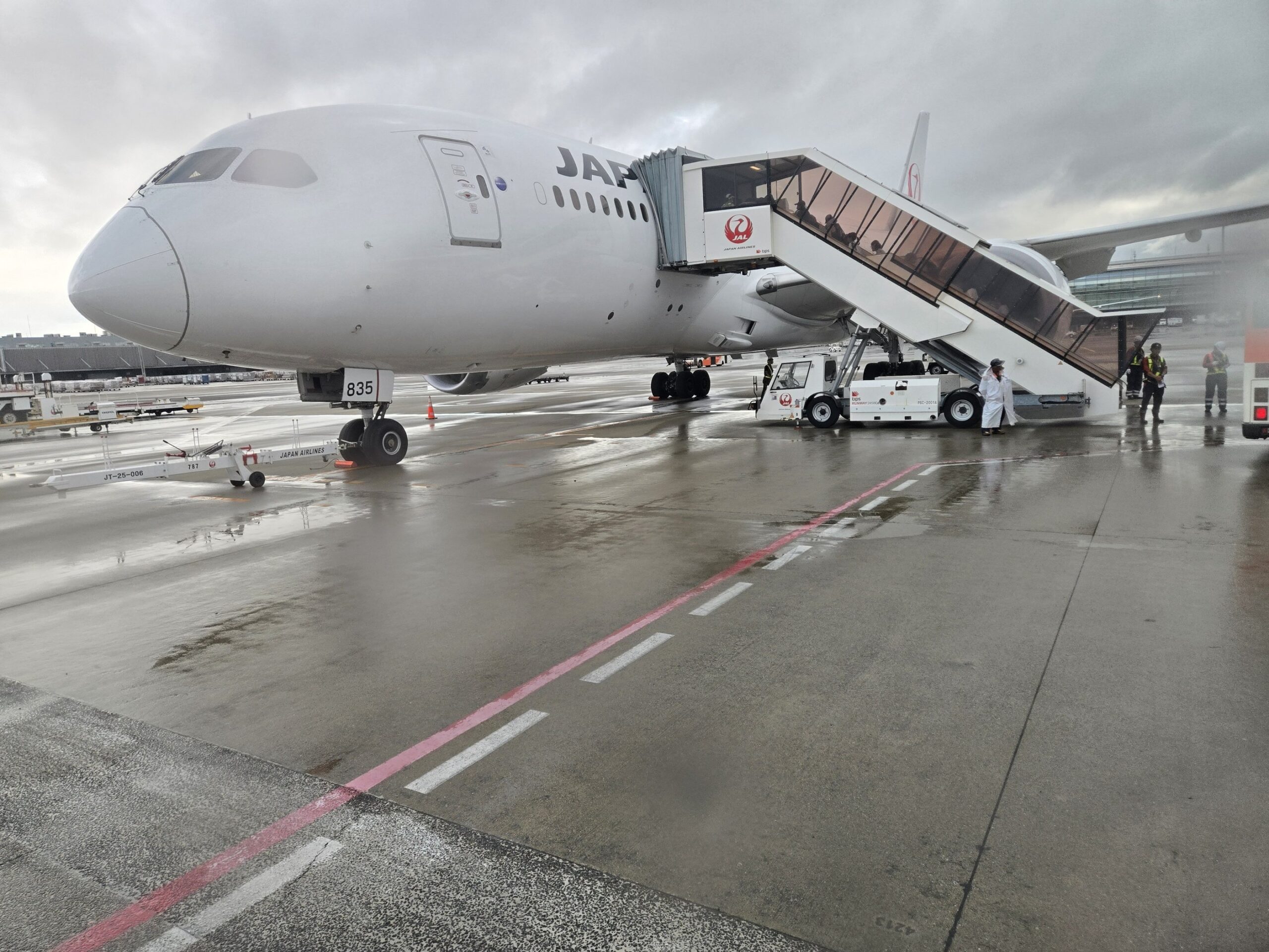 空港での搭乗中、JALの飛行機外観
