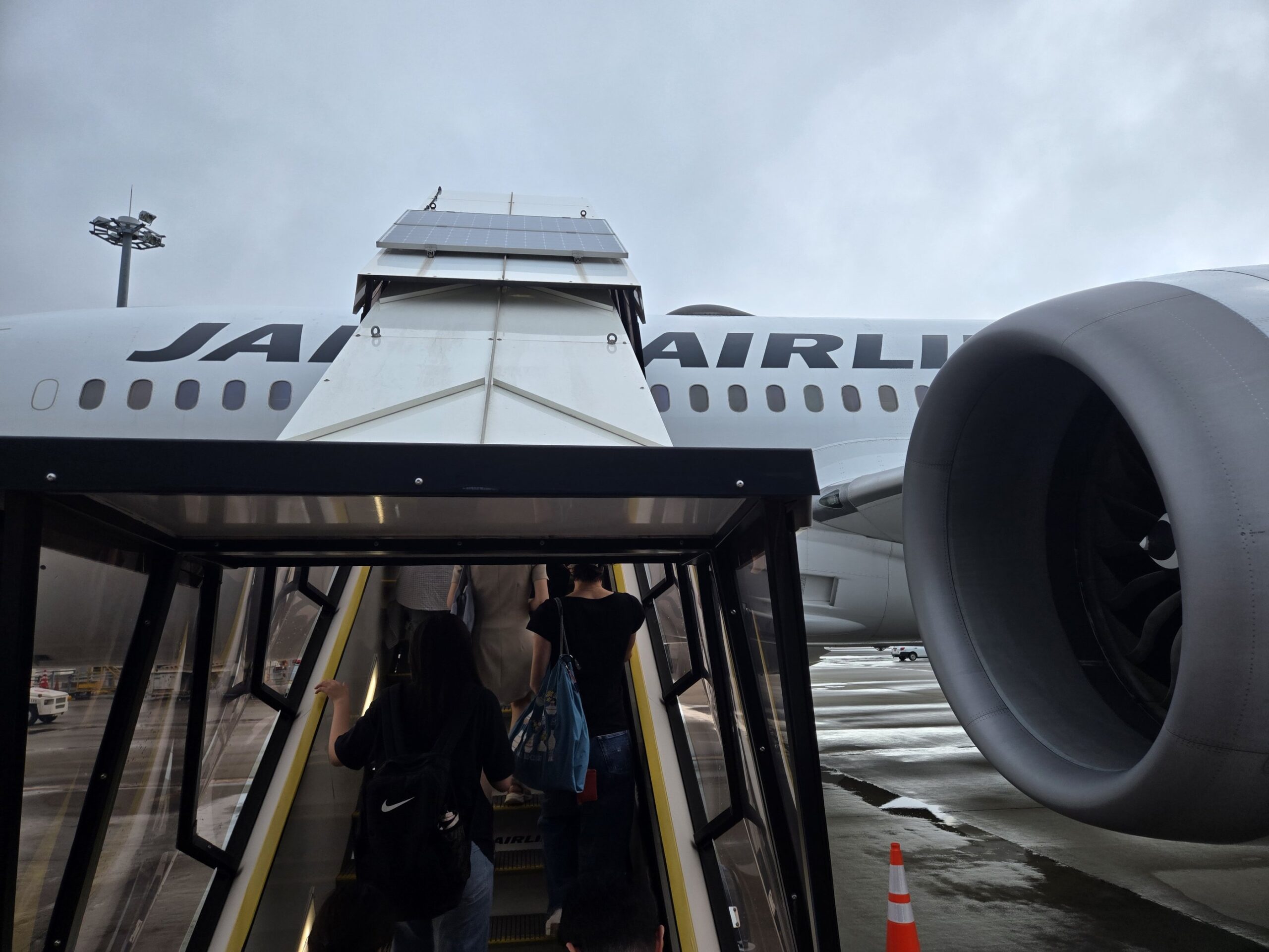 JALの飛行機に搭乗中、エンジンとタラップの景色