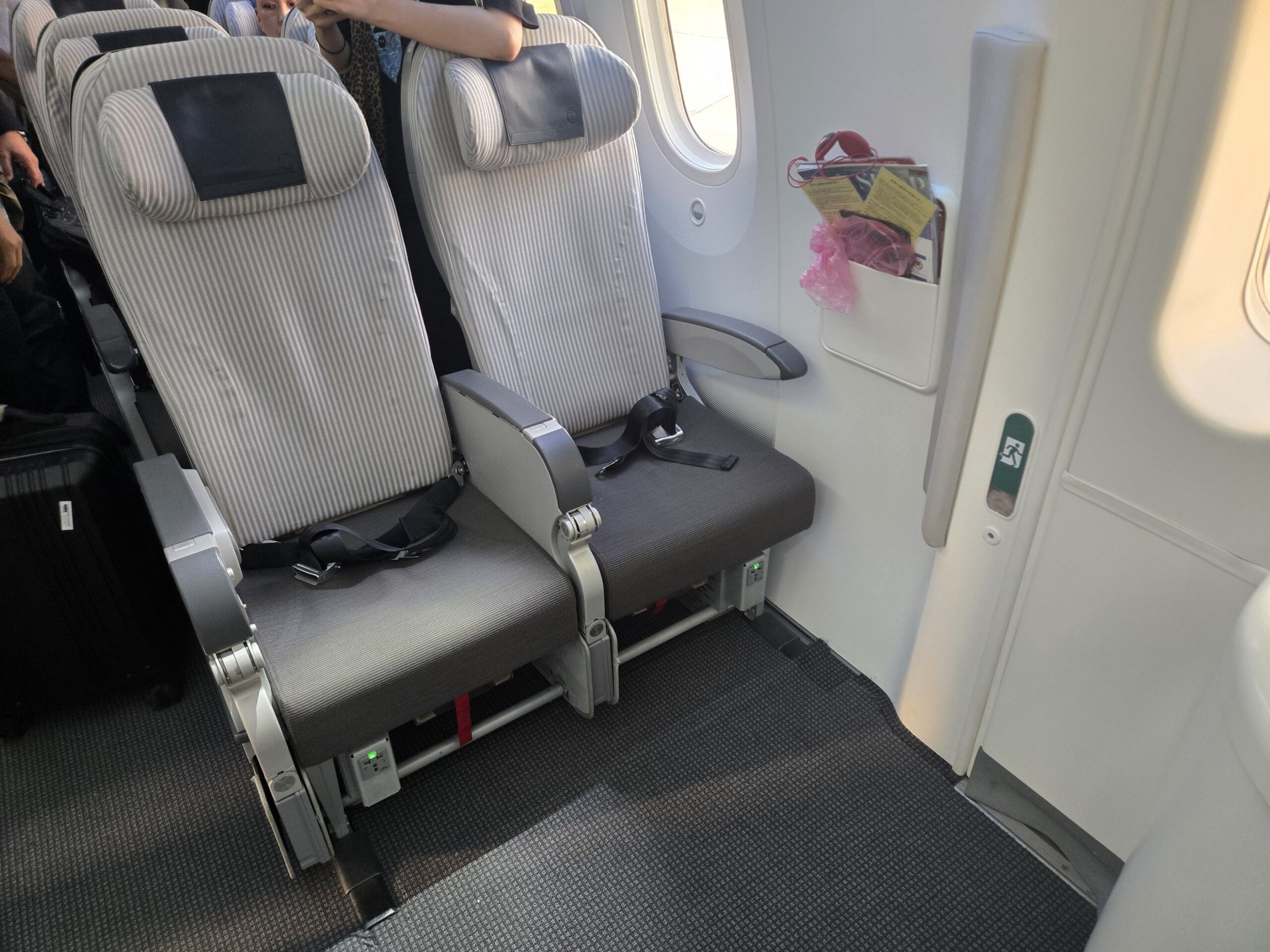 飛行機の客室内、非常口前の座席