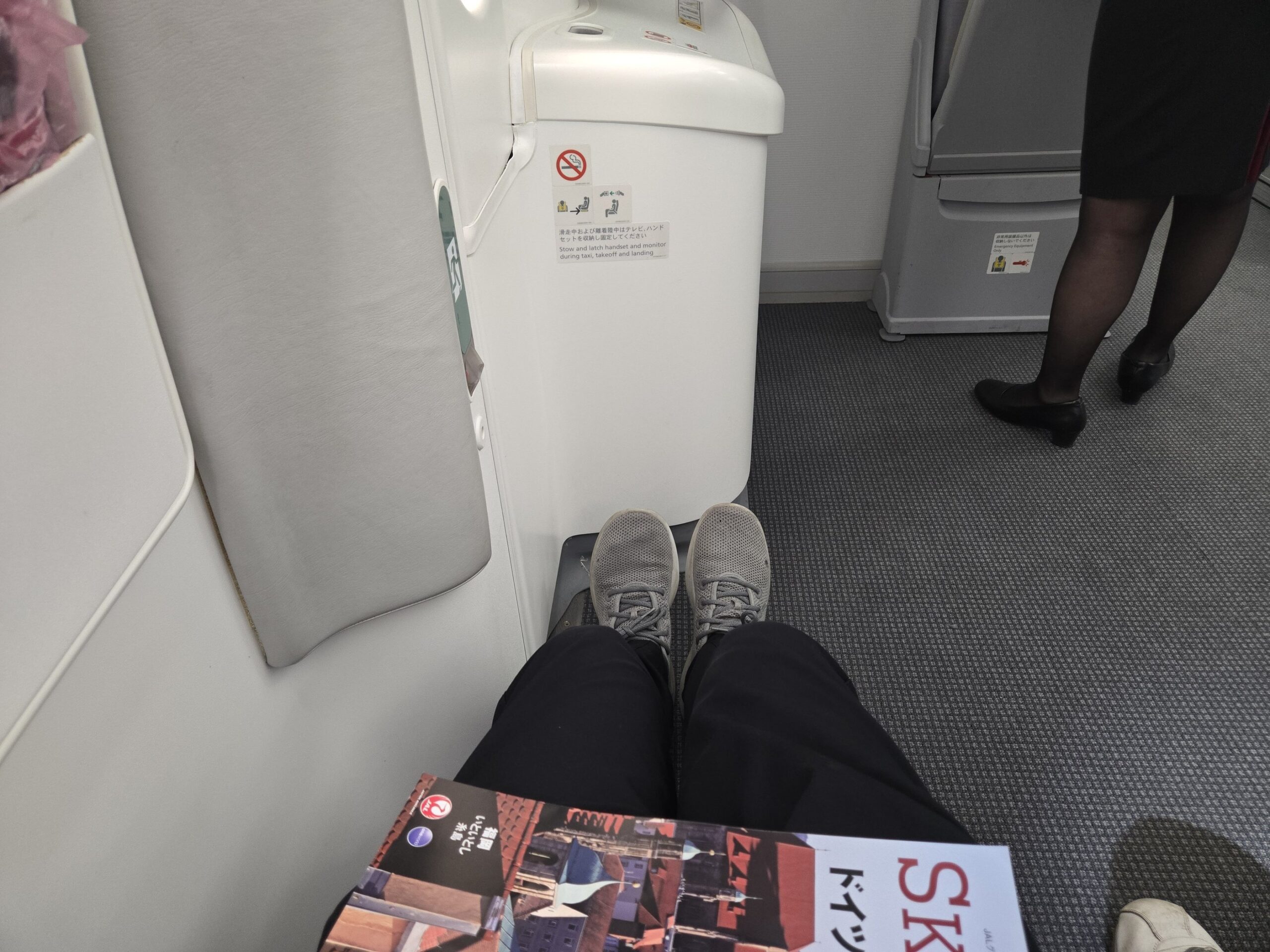 飛行機内、座席前の足元スペース