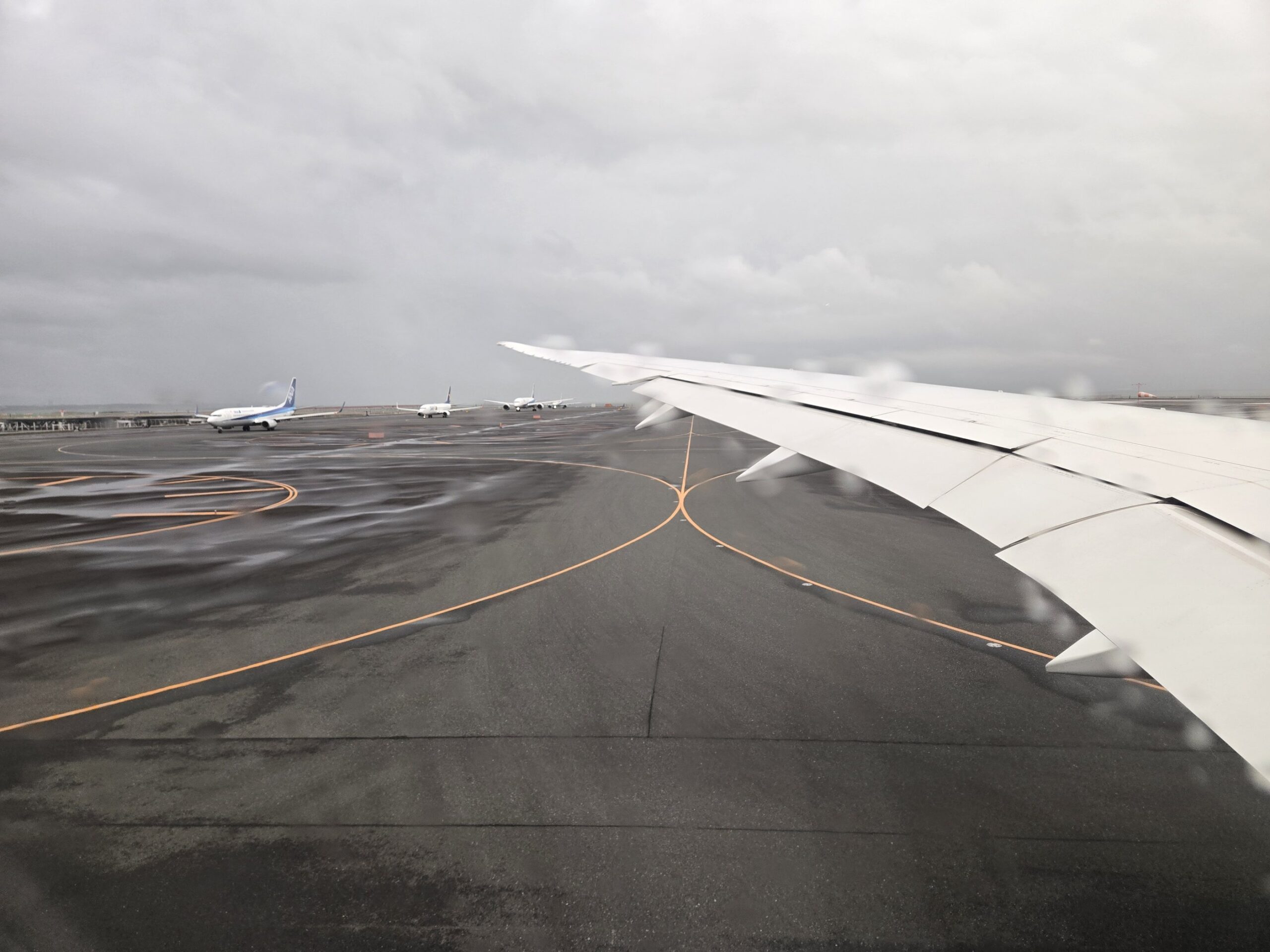 羽田空港、滑走路、離陸待ちの飛行機