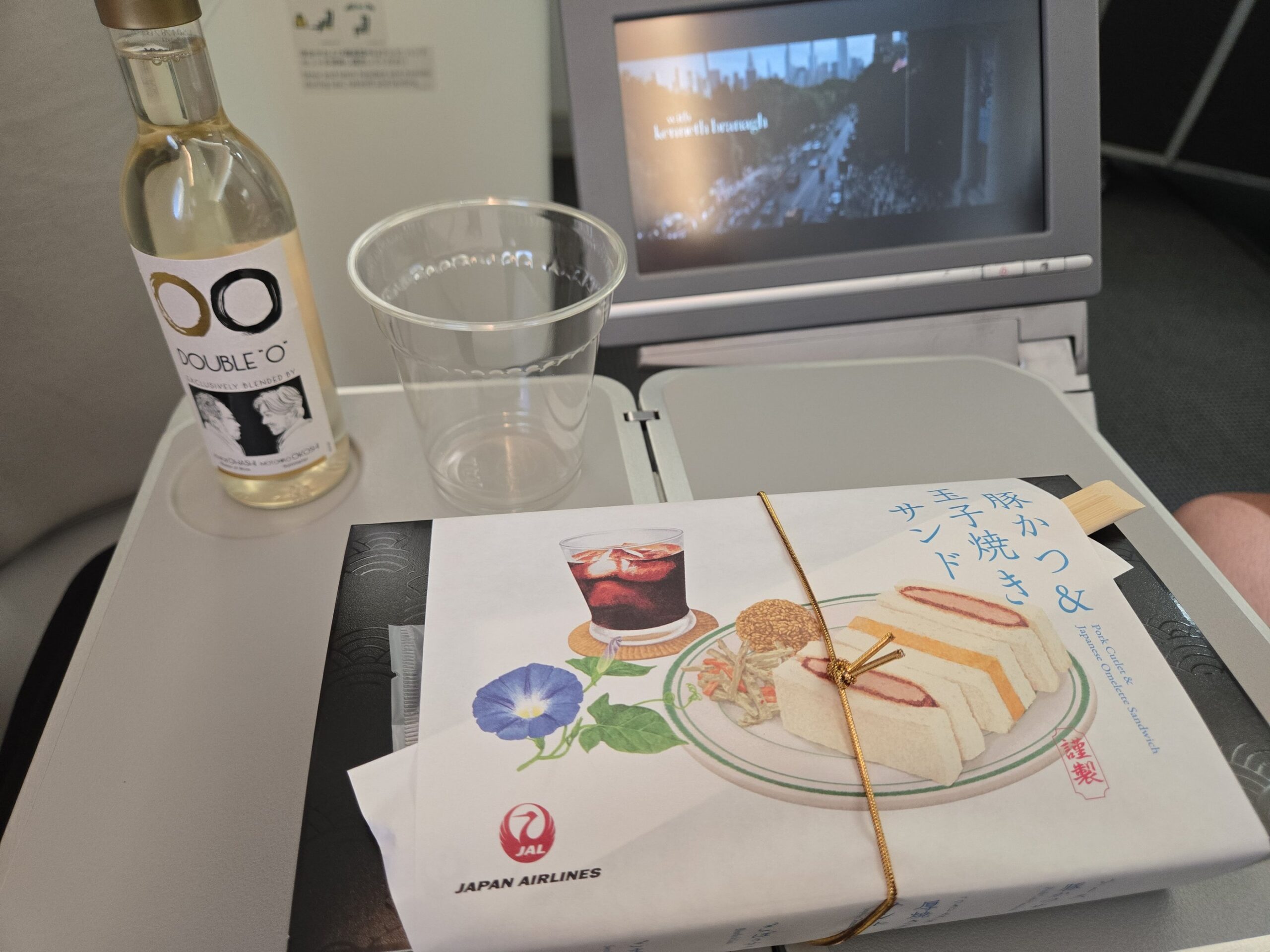 機内食、豚カツ&玉子焼きサンド、映画