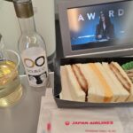 機内食、白ワイン、サンドイッチ