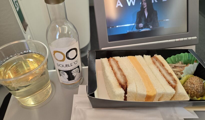 機内食、白ワイン、サンドイッチ