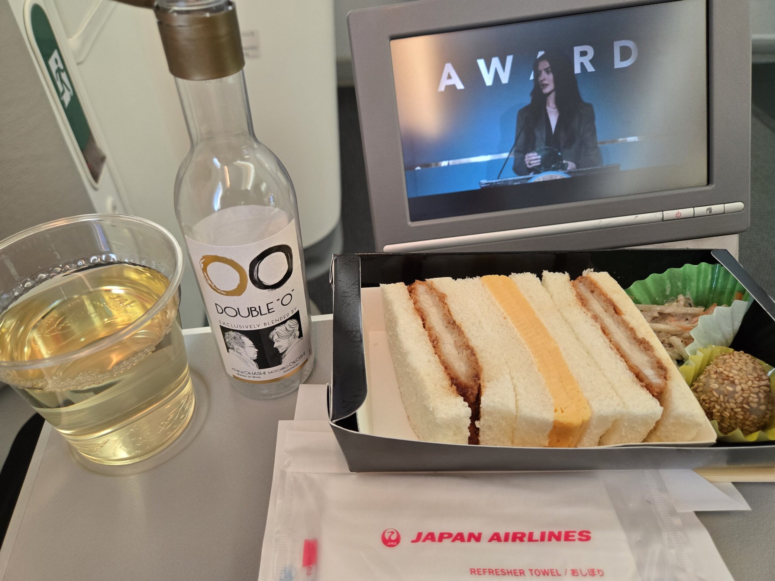 機内食、白ワイン、サンドイッチ