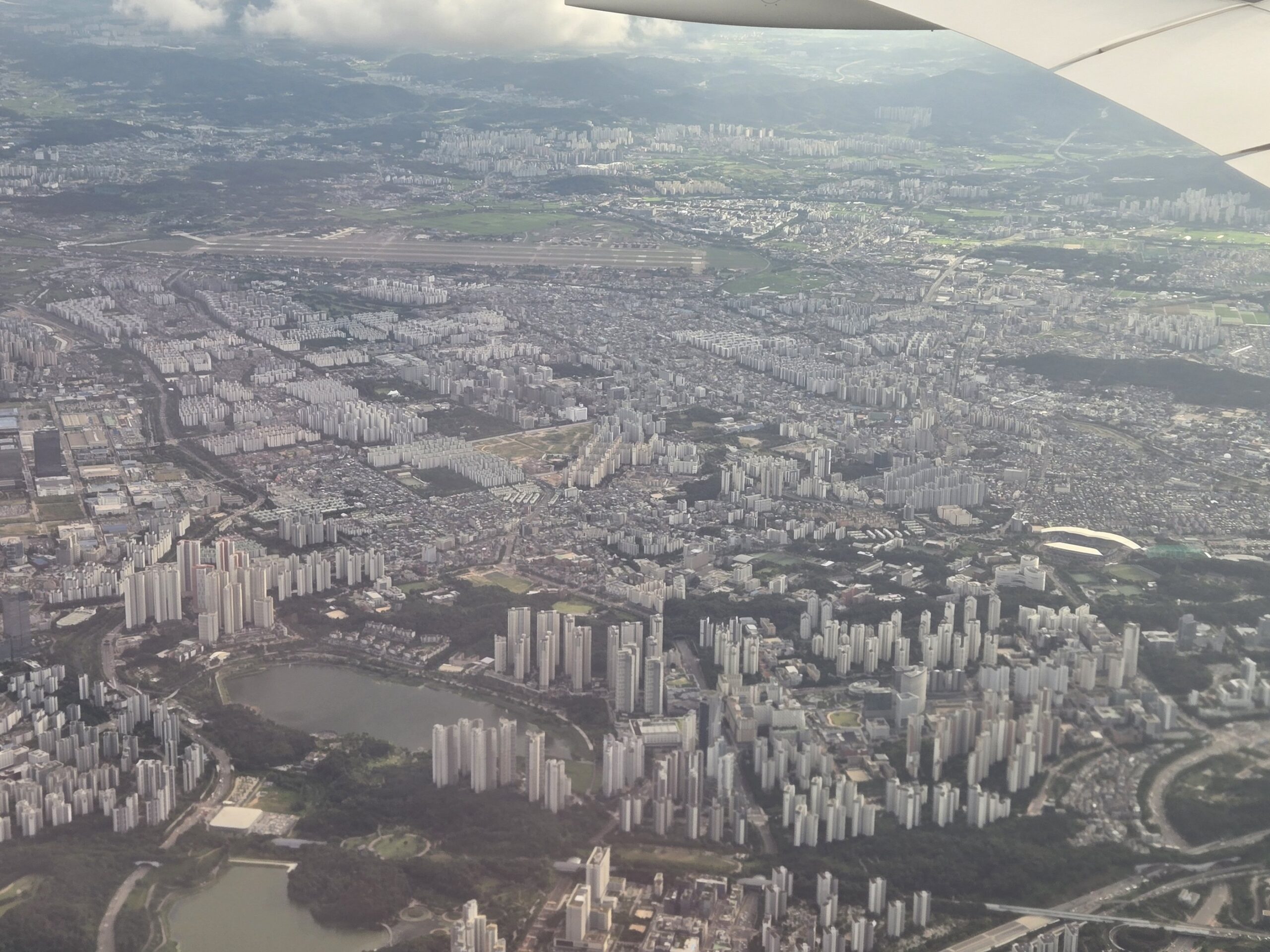 飛行機の窓から見たソウル市街の景色