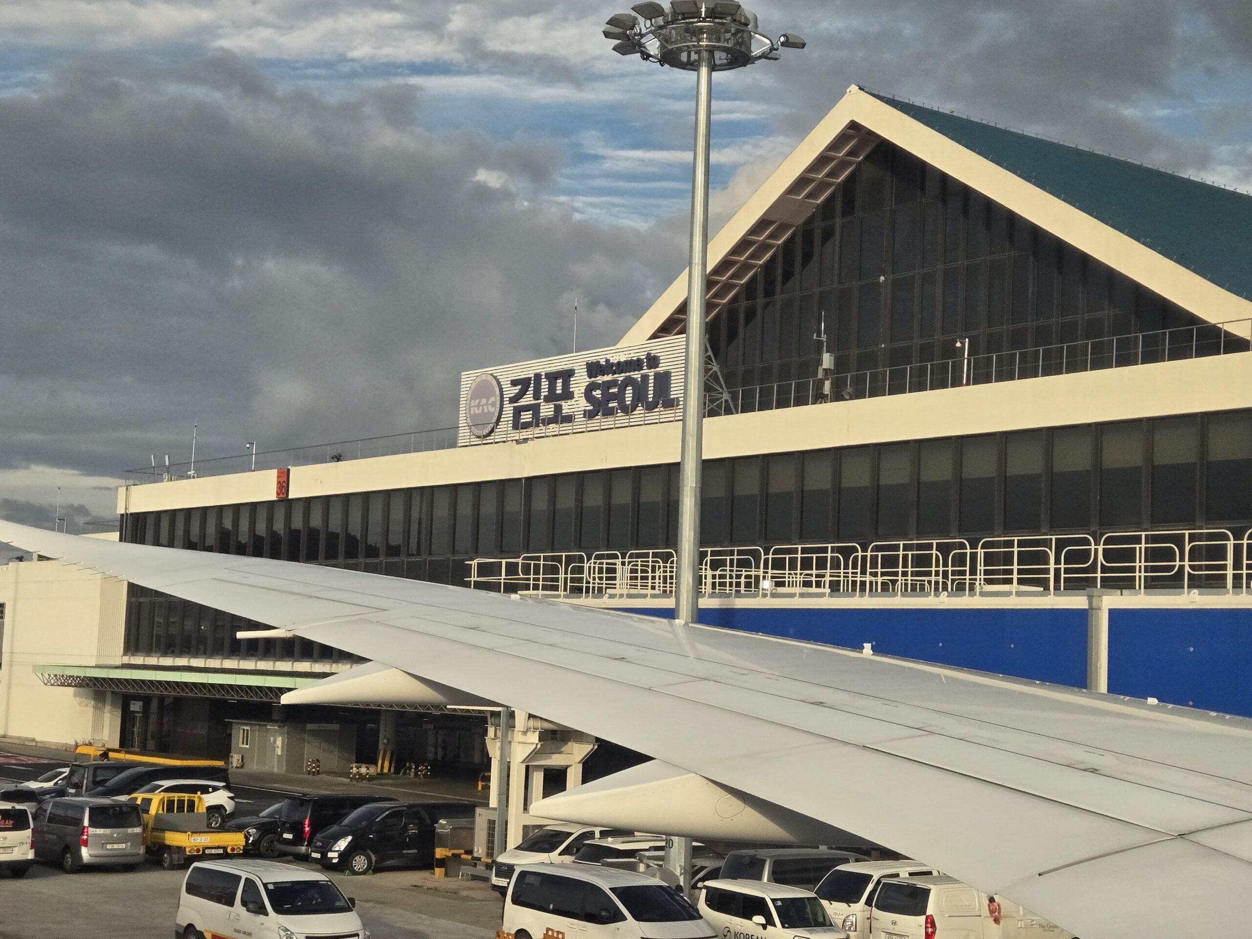 飛行機の窓から見た金浦空港