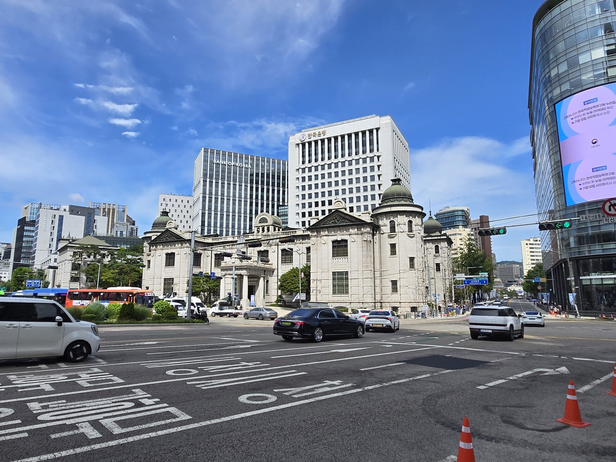 歴史的建物の前の車が走る交差点