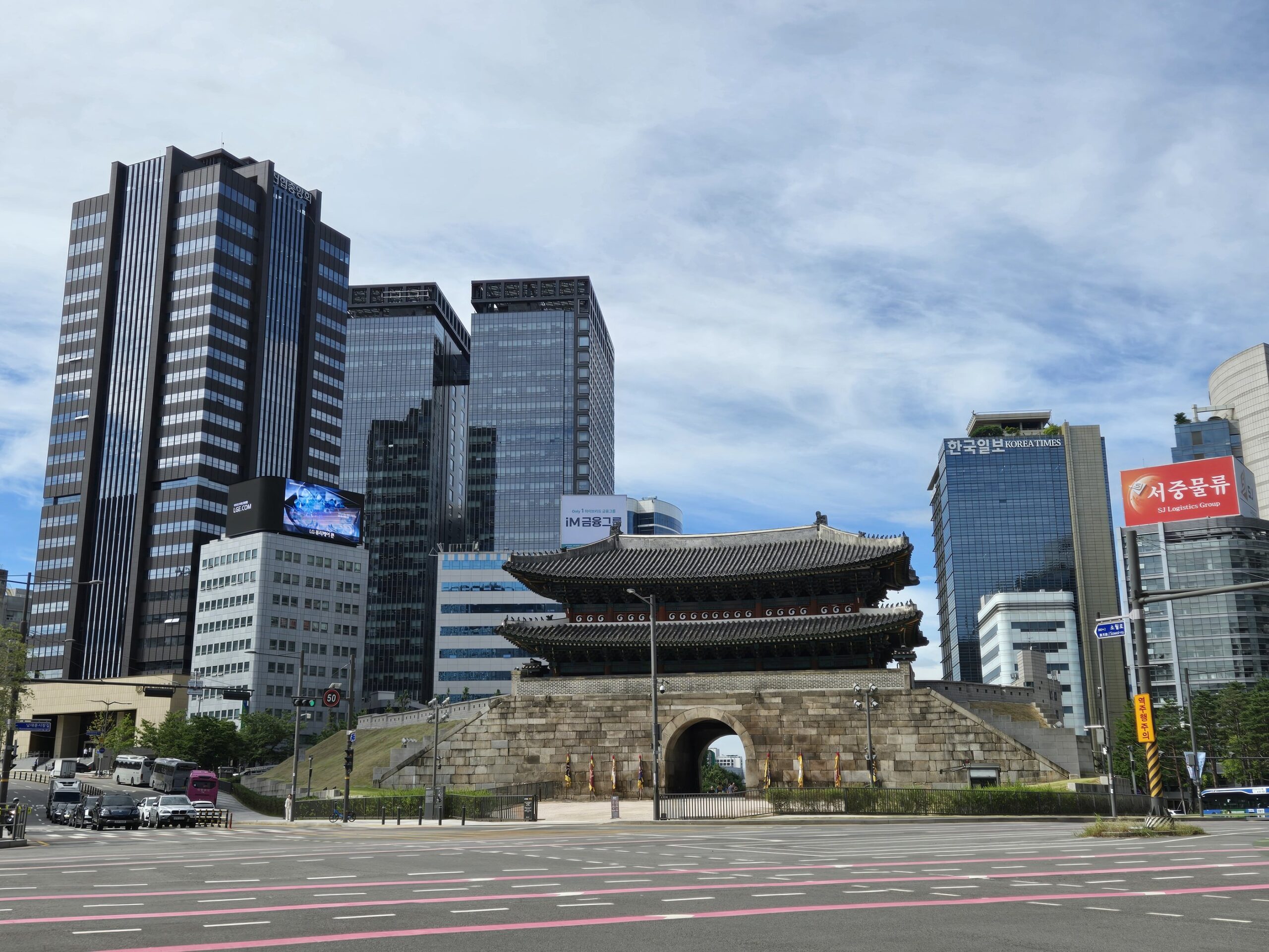 伝統的な門と周囲の高層ビル群