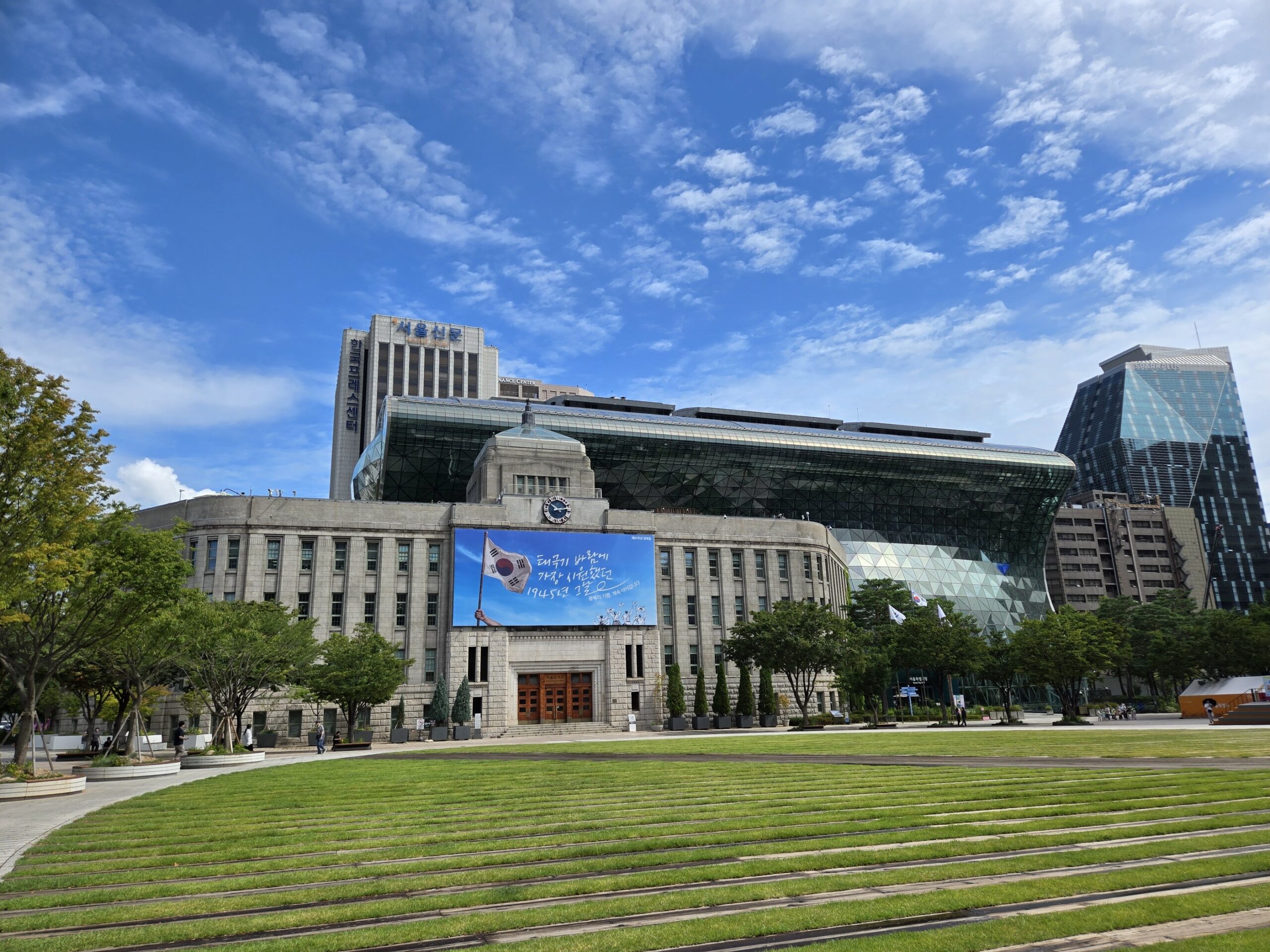 広い芝生の前の現代的な建物。