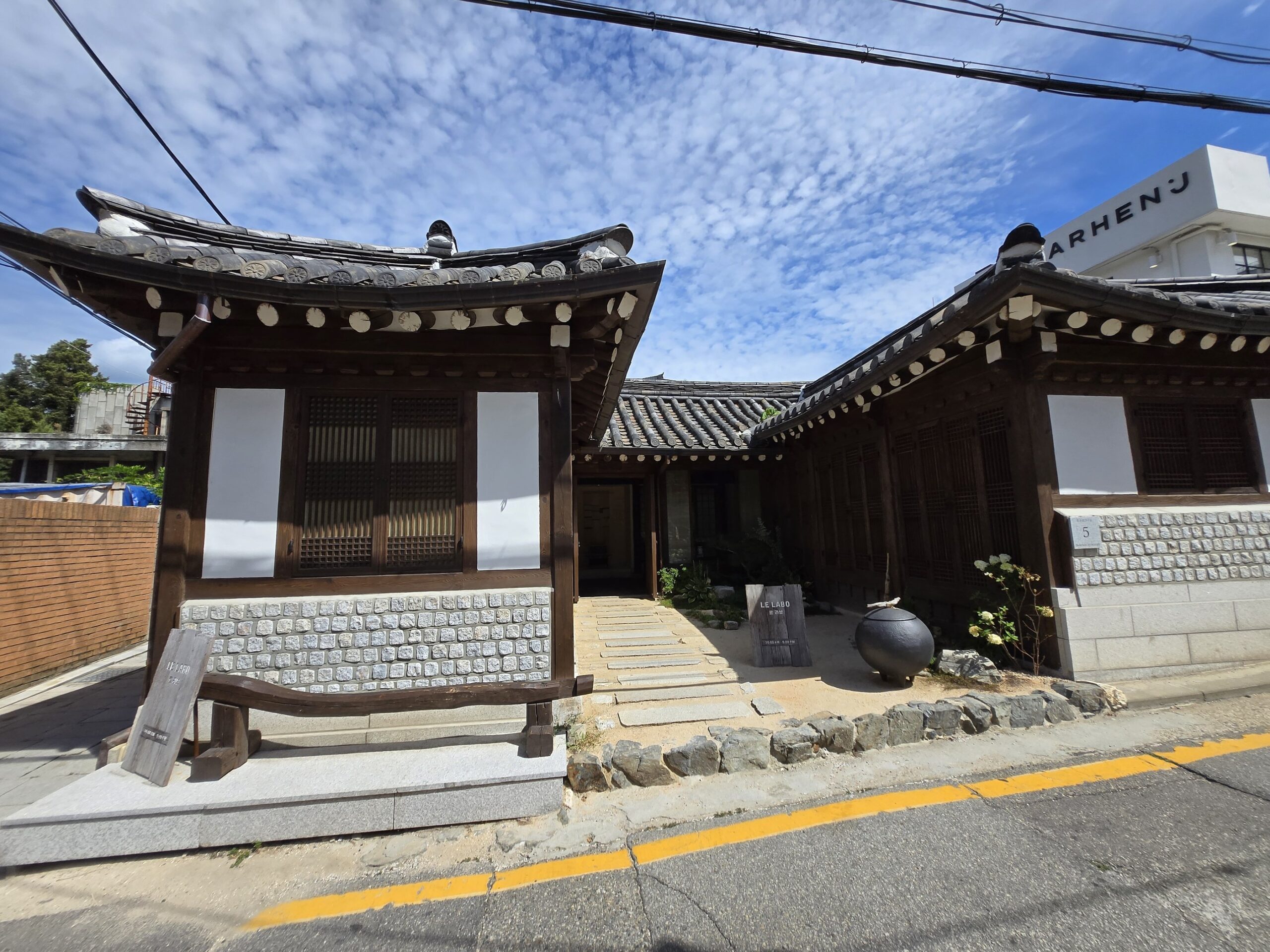 伝統的な建物と晴天の空が広がる風景