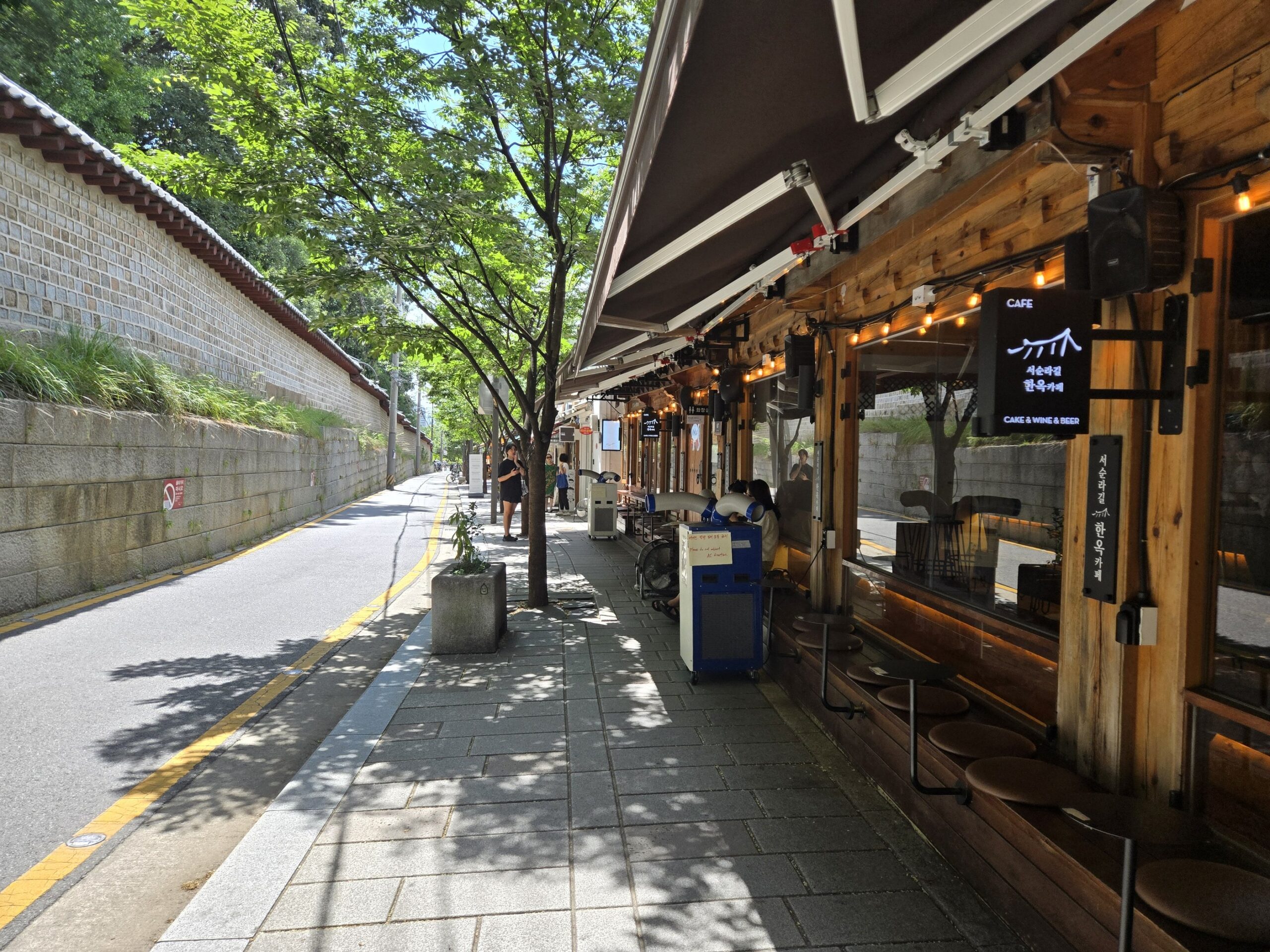 丘の上の建物と静かな通りの風景