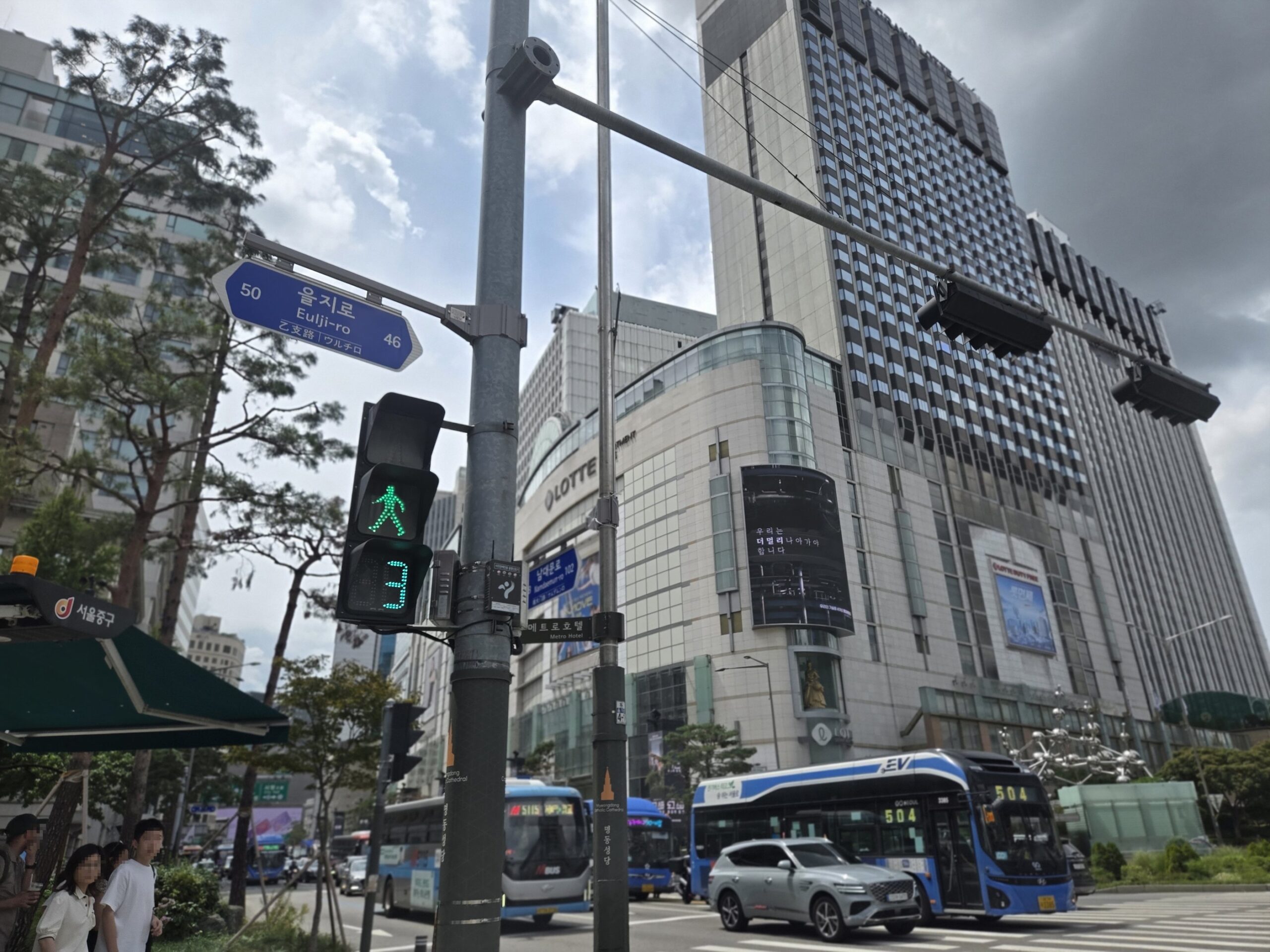 市街地の交差点、ロッテの看板