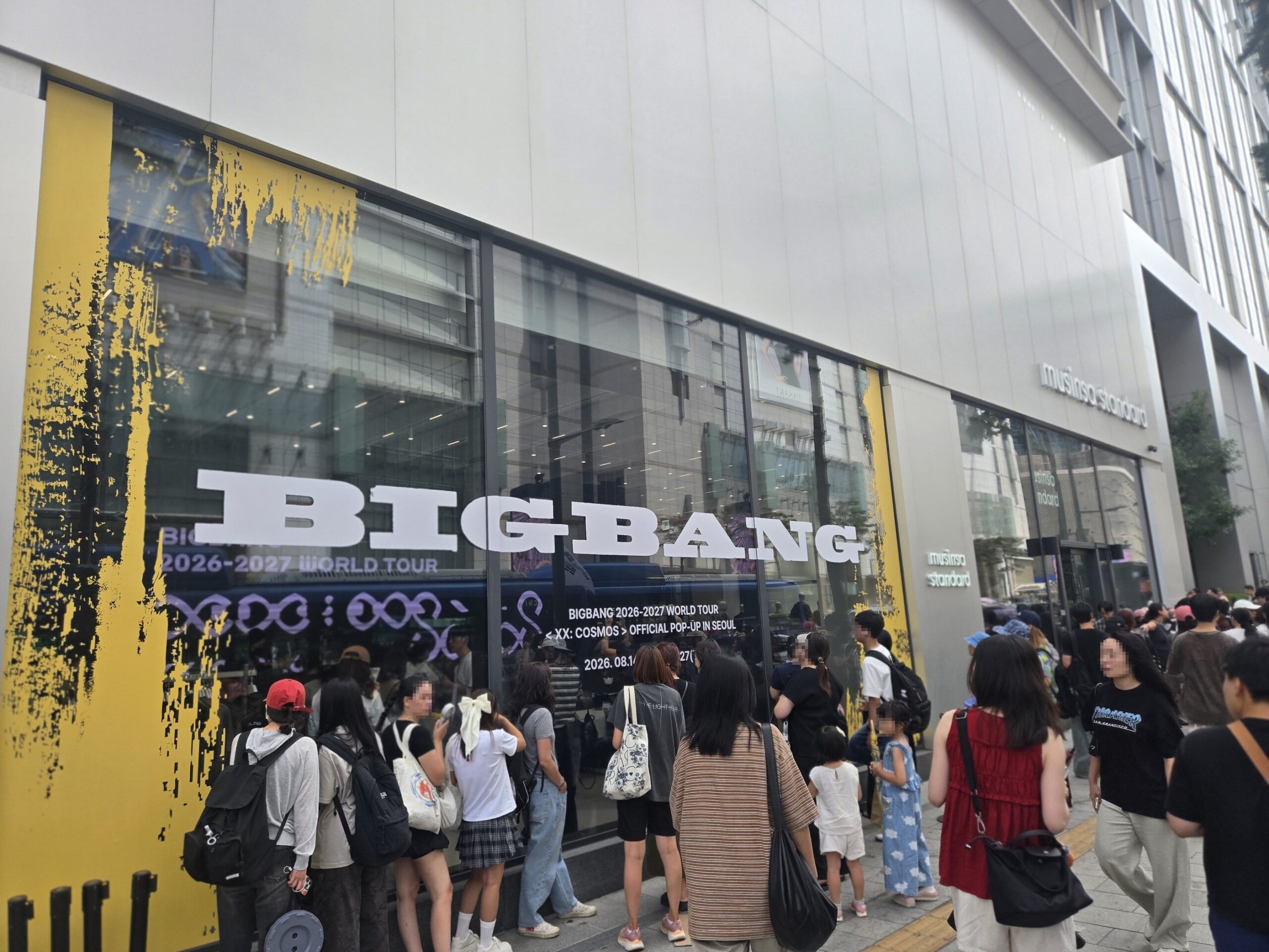 ビッグバンのイベント会場、行列と賑やかな雰囲気