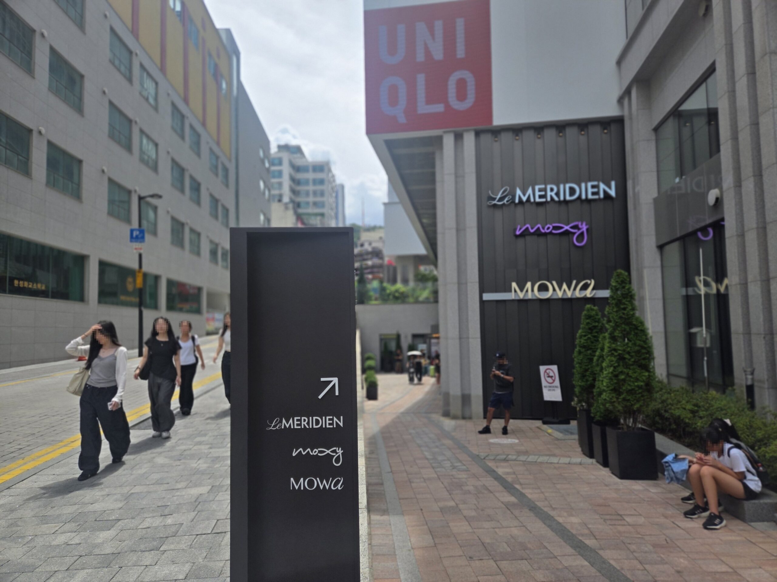 ホテルMoxyとLe Meridienの標識、ソウル市街地の外観