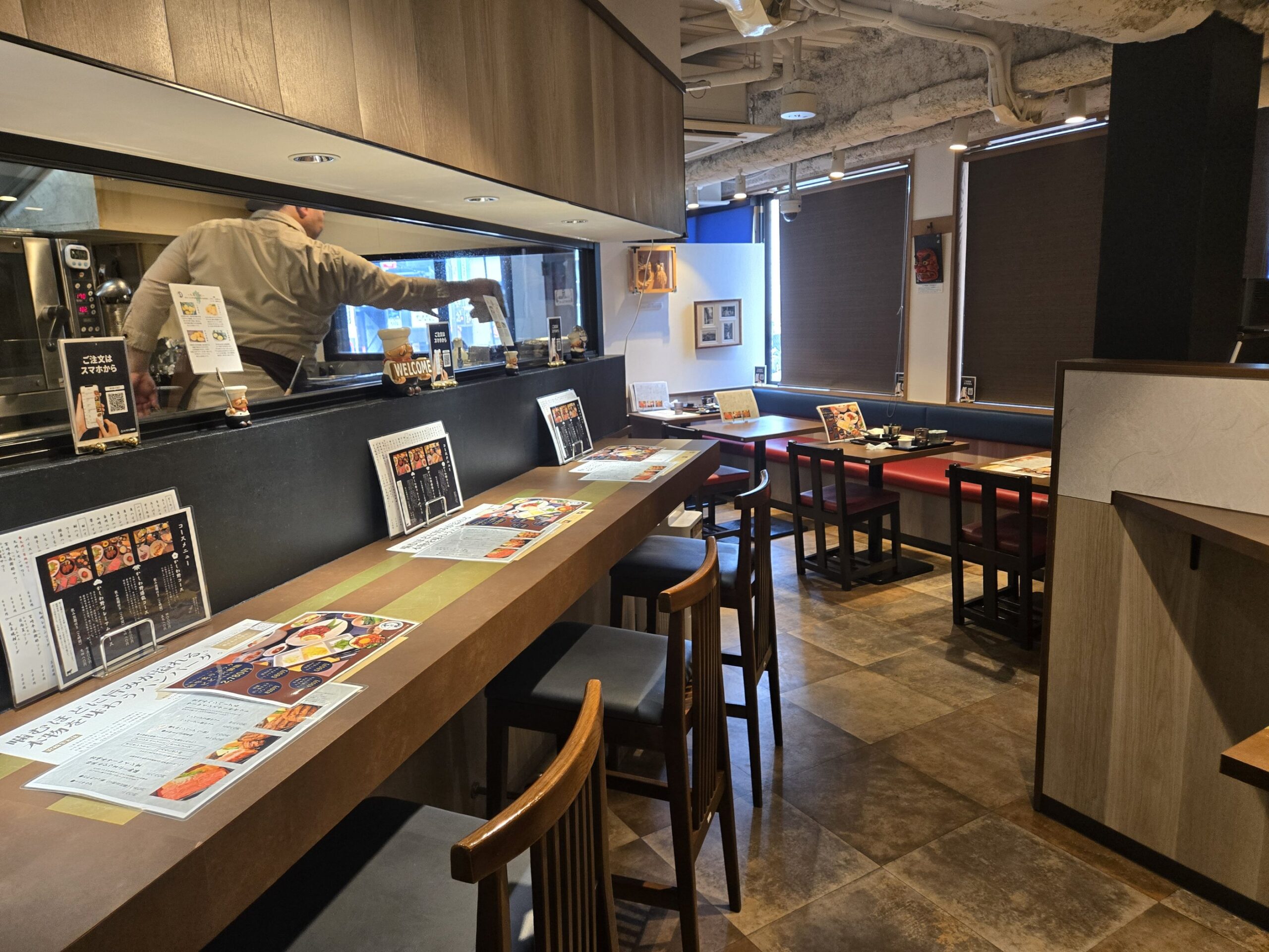 宮崎牛ハンバーグ店「かしわ野」店内、カウンター席