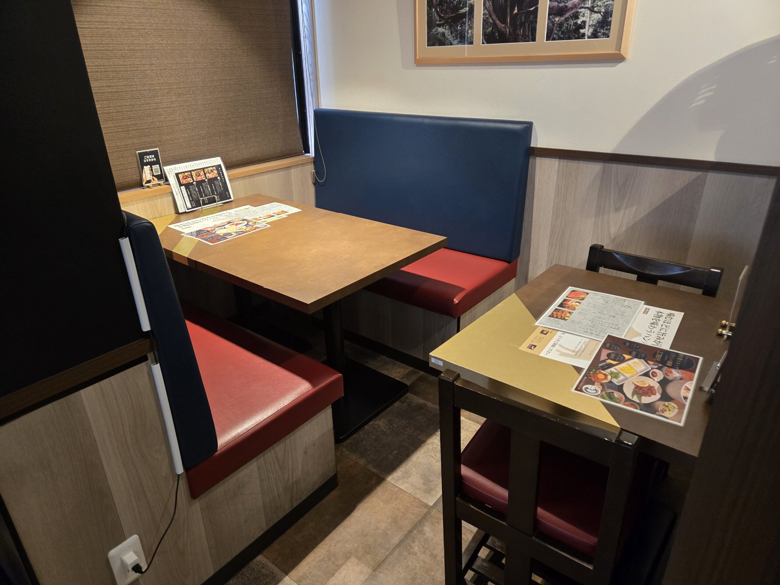 宮崎牛ハンバーグ店内、テーブル席