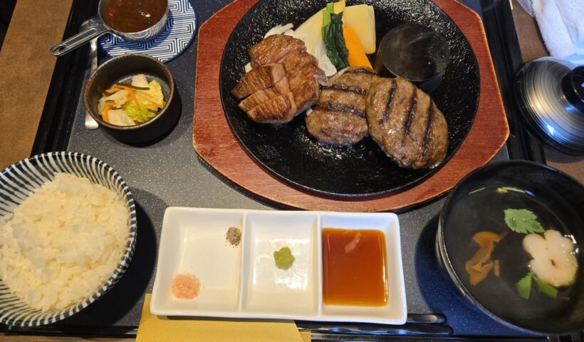 ステーキとハンバーグのセット、ご飯と味噌汁付き