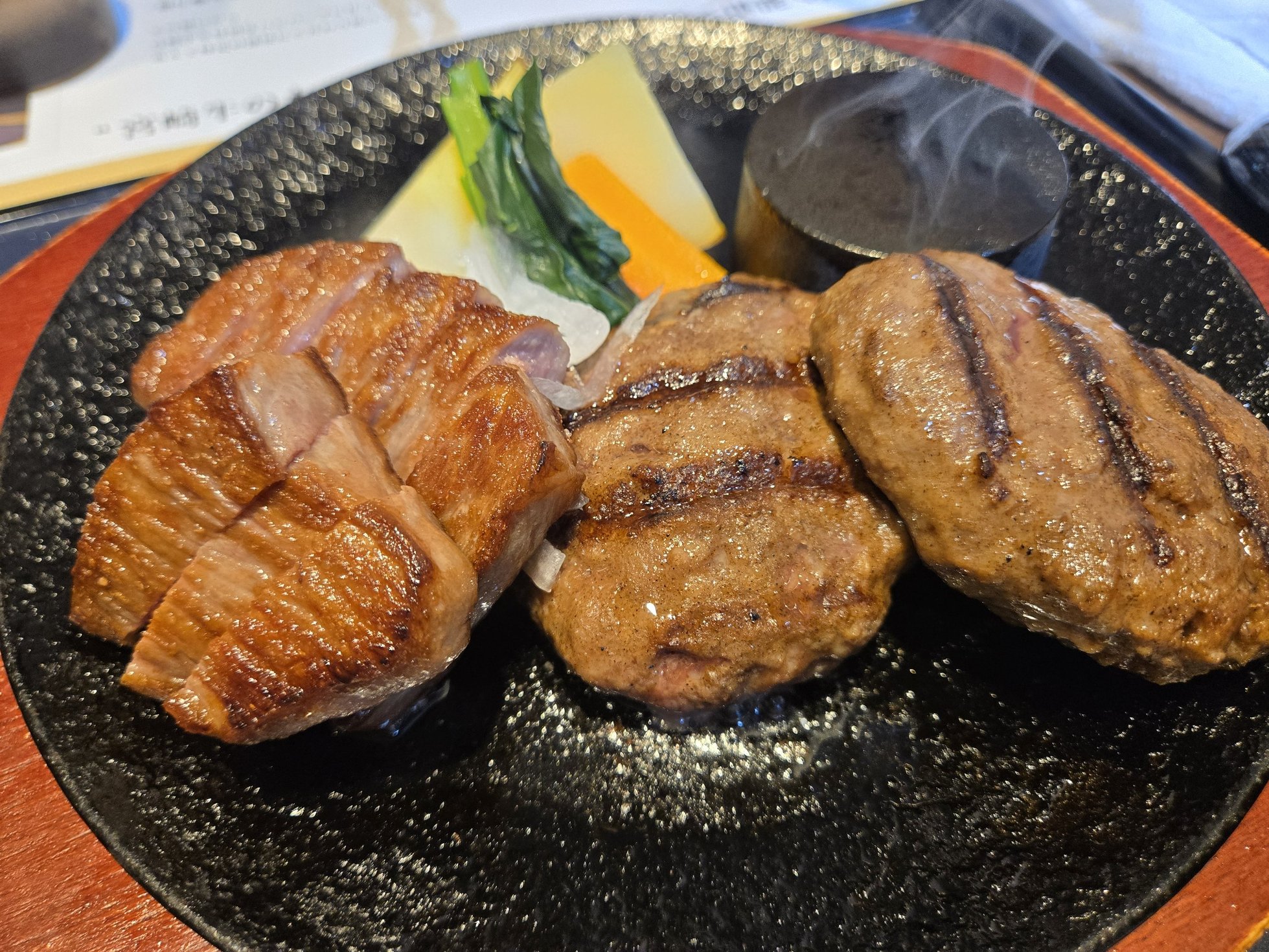 ステーキとハンバーグのアップ